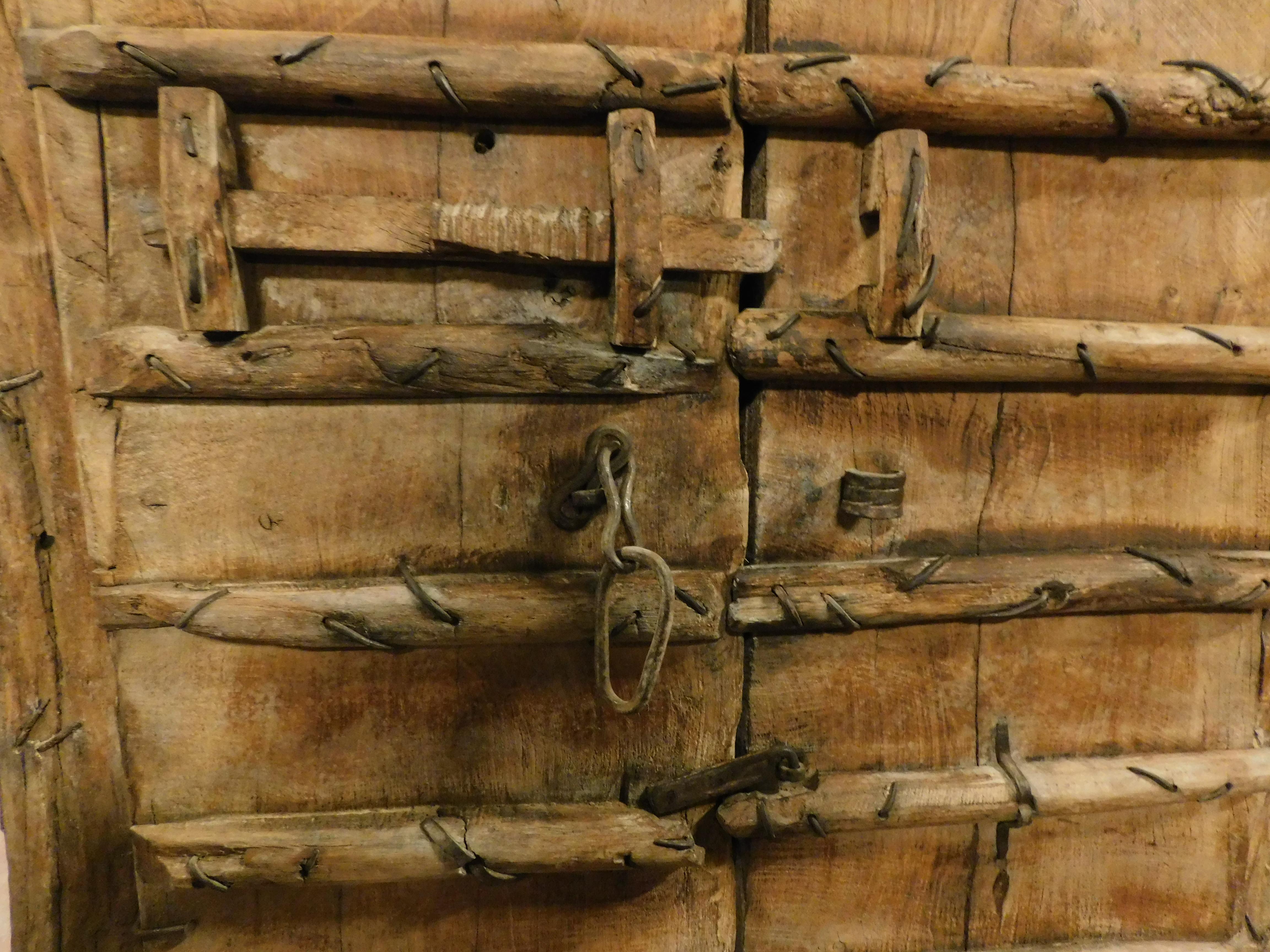 Antike, rustikale, ethnische Eingangstür aus braunem geschnitztem Holz, Indien, 1750 im Zustand „Gut“ im Angebot in Cuneo, Italy (CN)