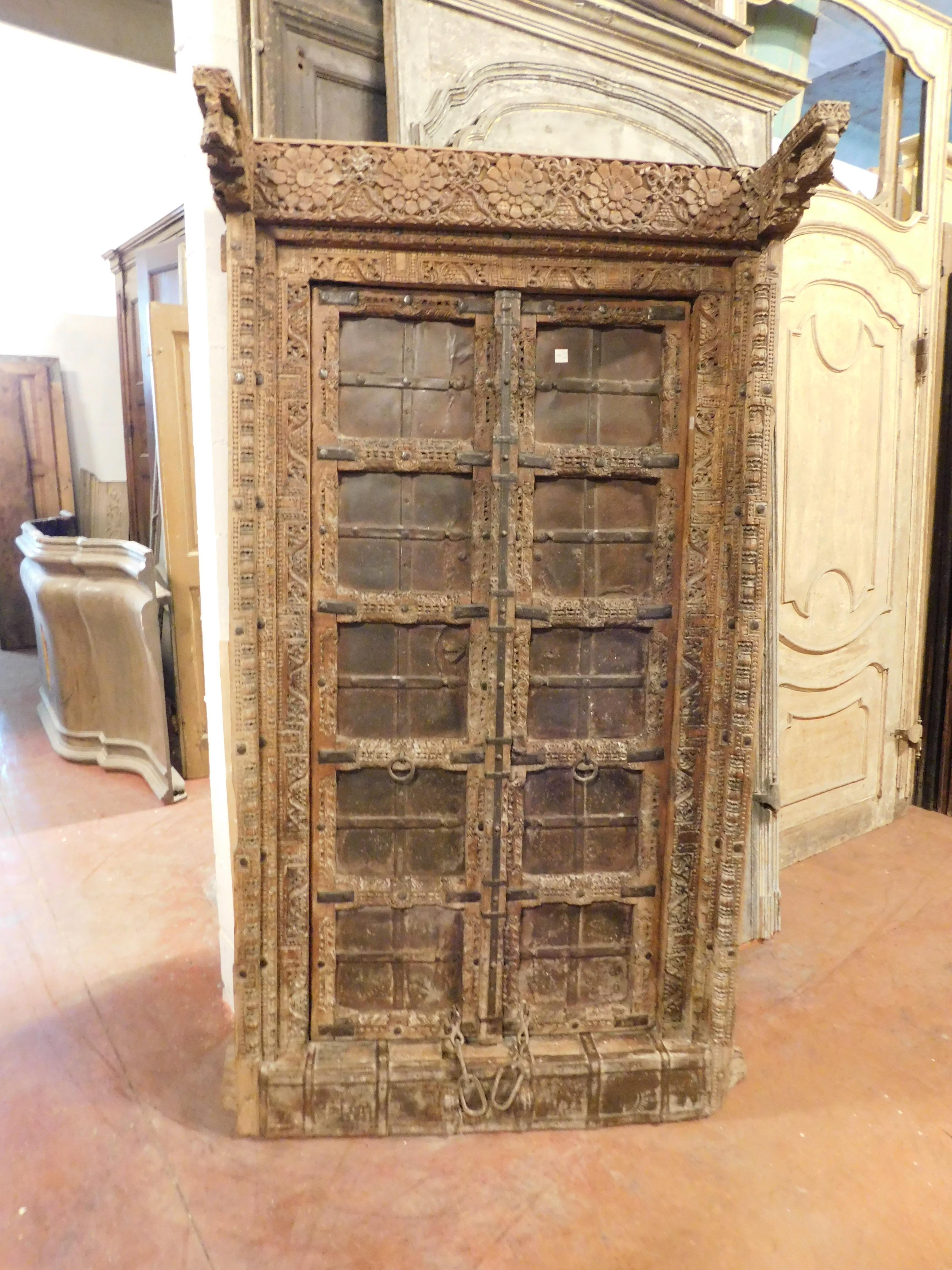 Antique Rustic Ethnic Entrance Door, Brown Carved Wood, India, 1750 In Good Condition For Sale In Cuneo, Italy (CN)