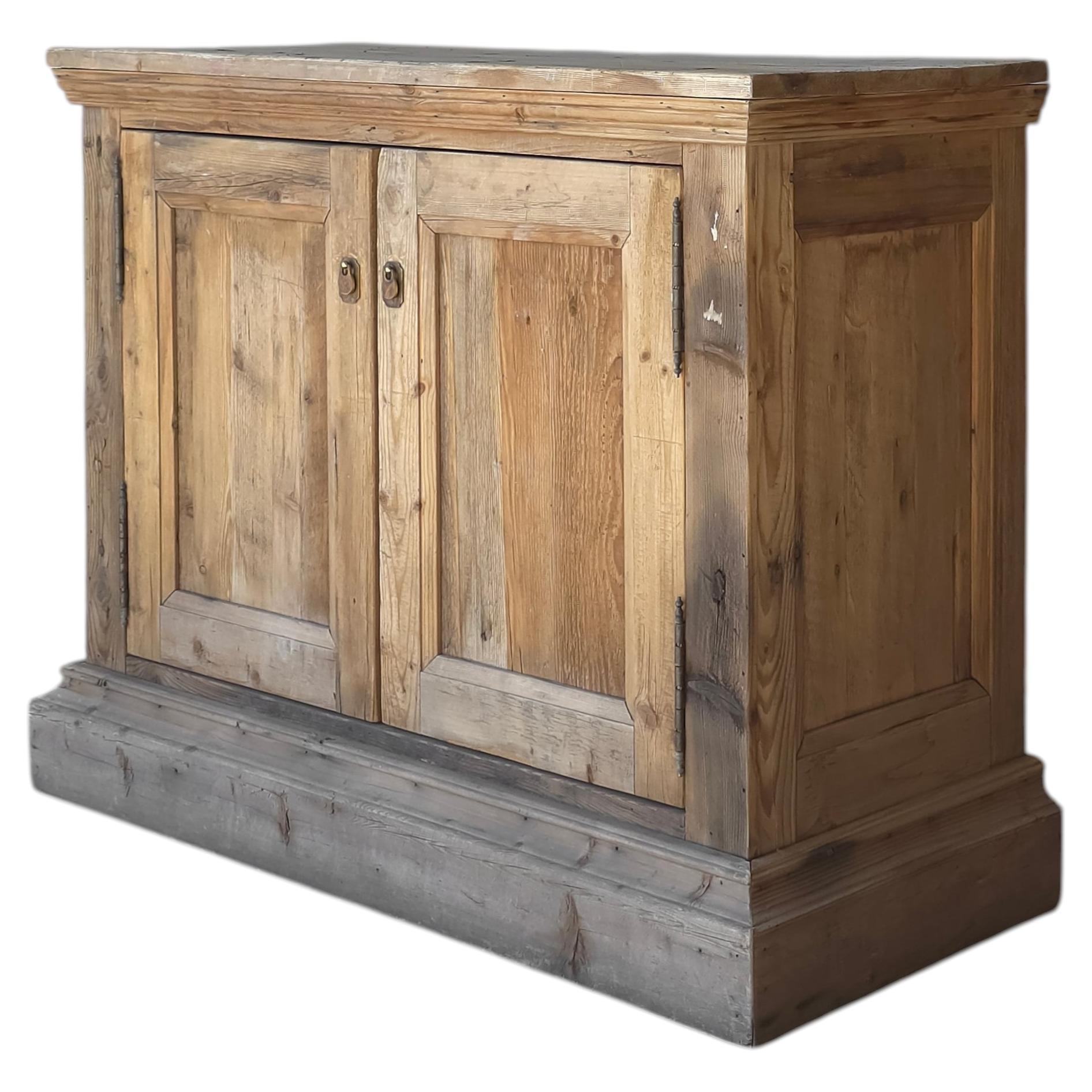 Antike rustikale europäische Distressed Wood Schrank
