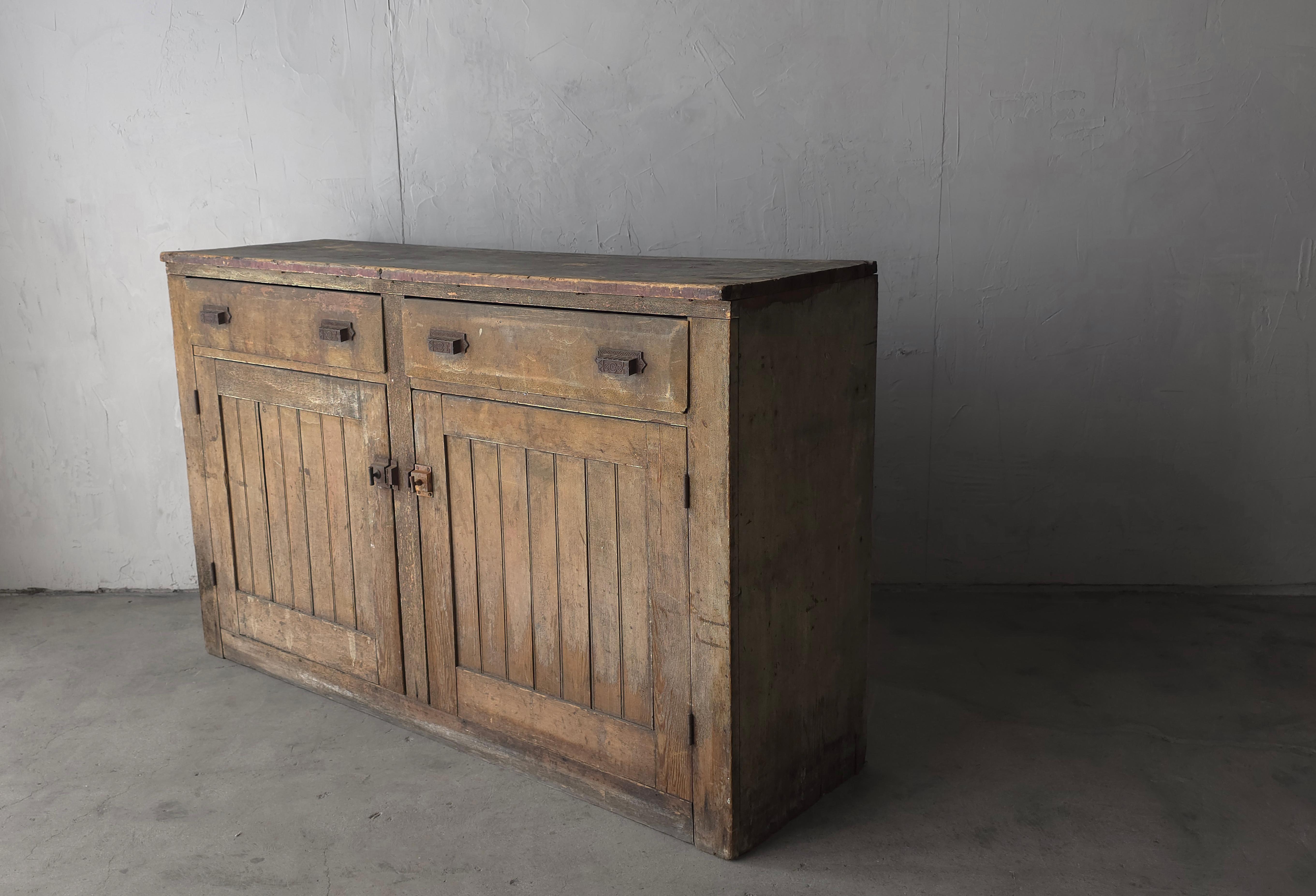 Buffet européen rustique antique de style Wabi Sabi Bon état - En vente à Las Vegas, NV