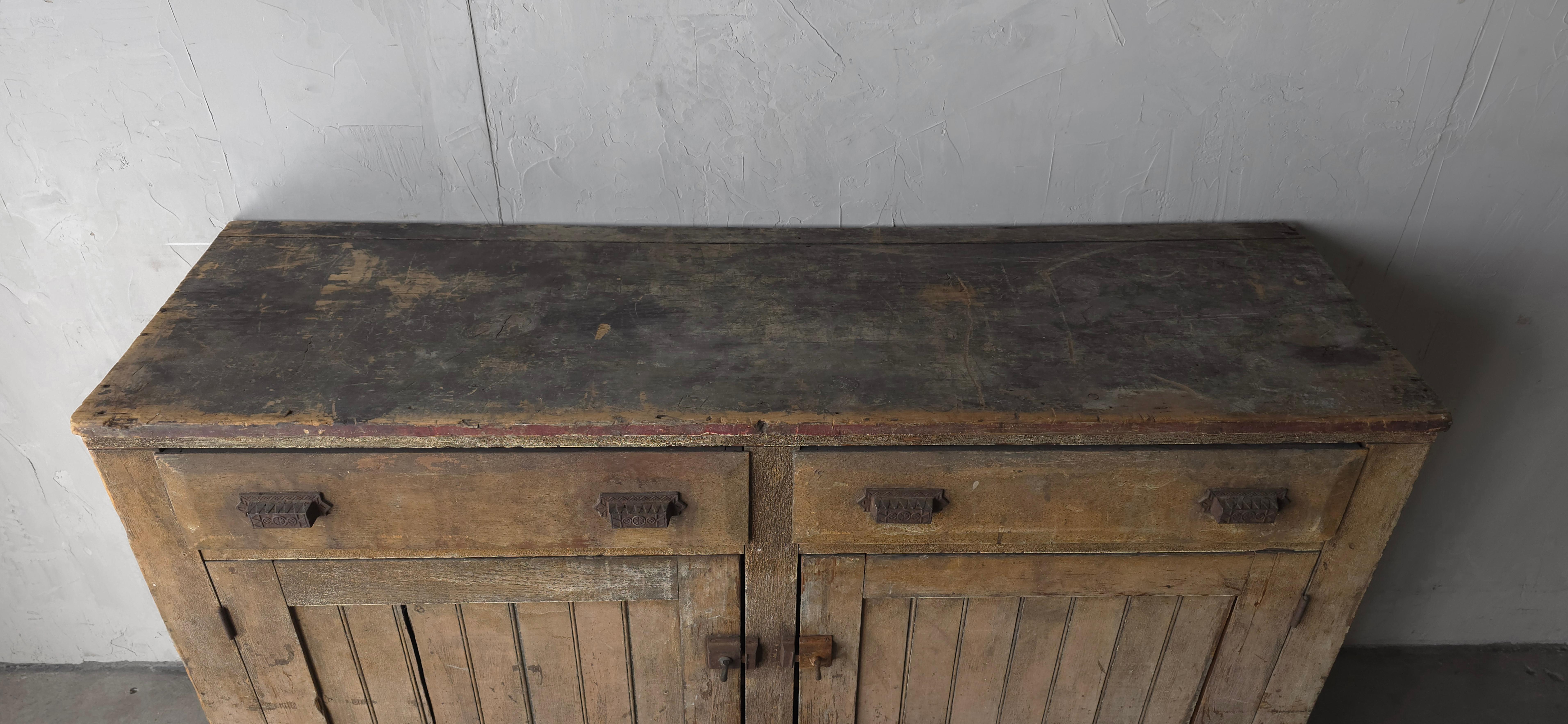Buffet européen rustique antique de style Wabi Sabi en vente 1