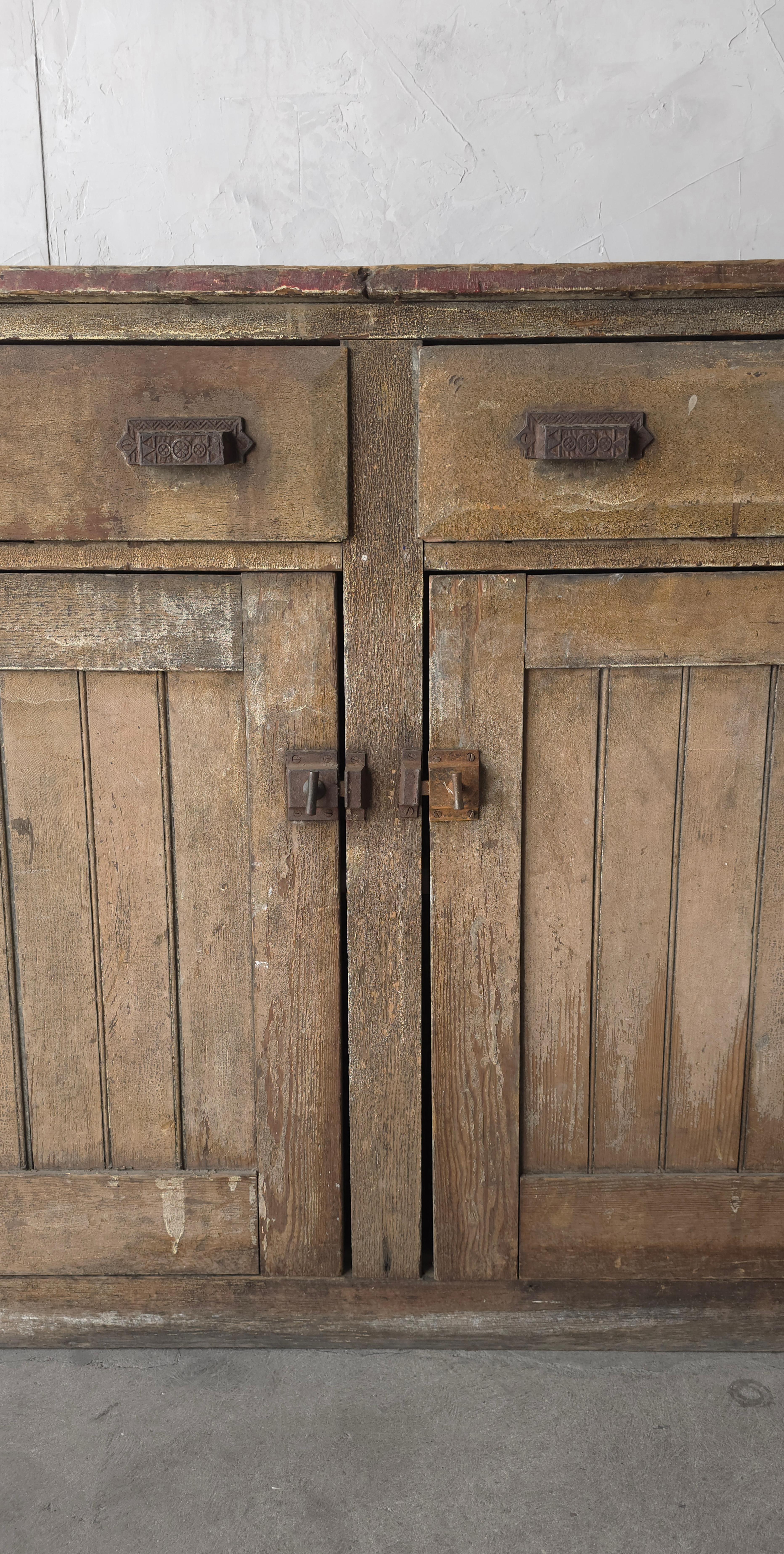 Buffet européen rustique antique de style Wabi Sabi en vente 3