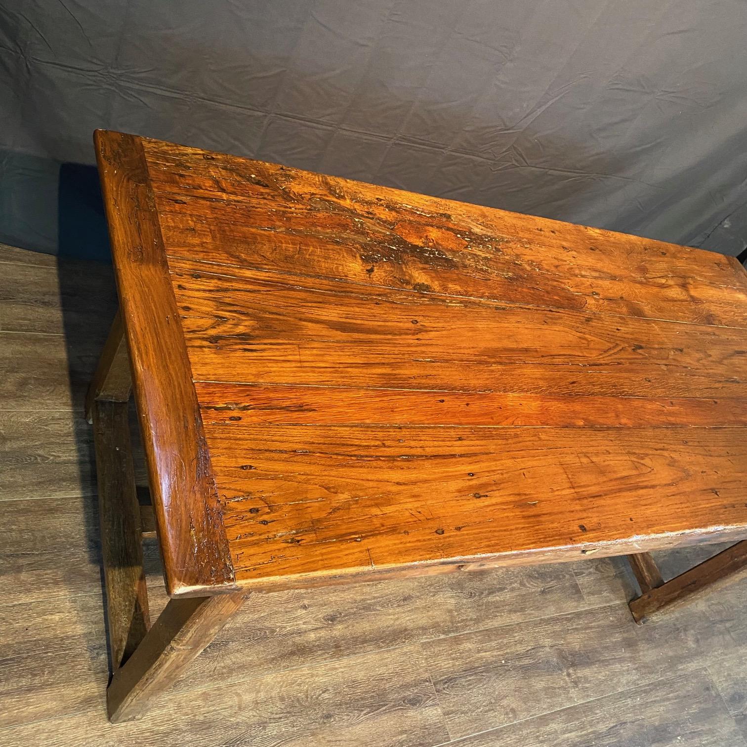 Antique Rustic French Farmhouse Oak Dining Table en vente 3
