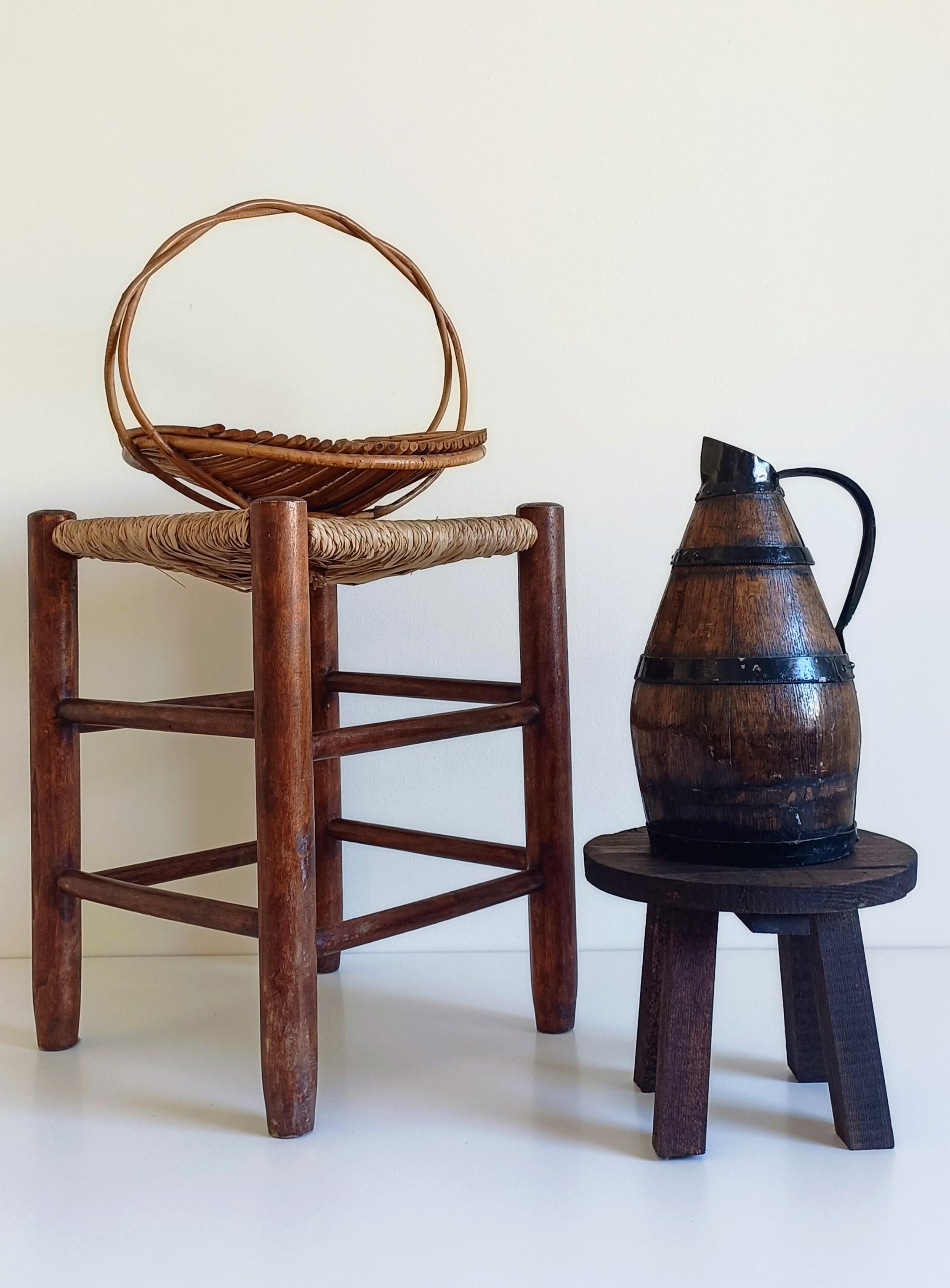 Antiker rustikaler französischer Krug aus Eiche und Metall, 19.

Krug aus französischem Eichenholz und Metall aus dem 19. Jahrhundert, mit originaler Patina und alters- und gebrauchsbedingten Gebrauchsspuren. Diese Krüge wurden im 18. und 19.