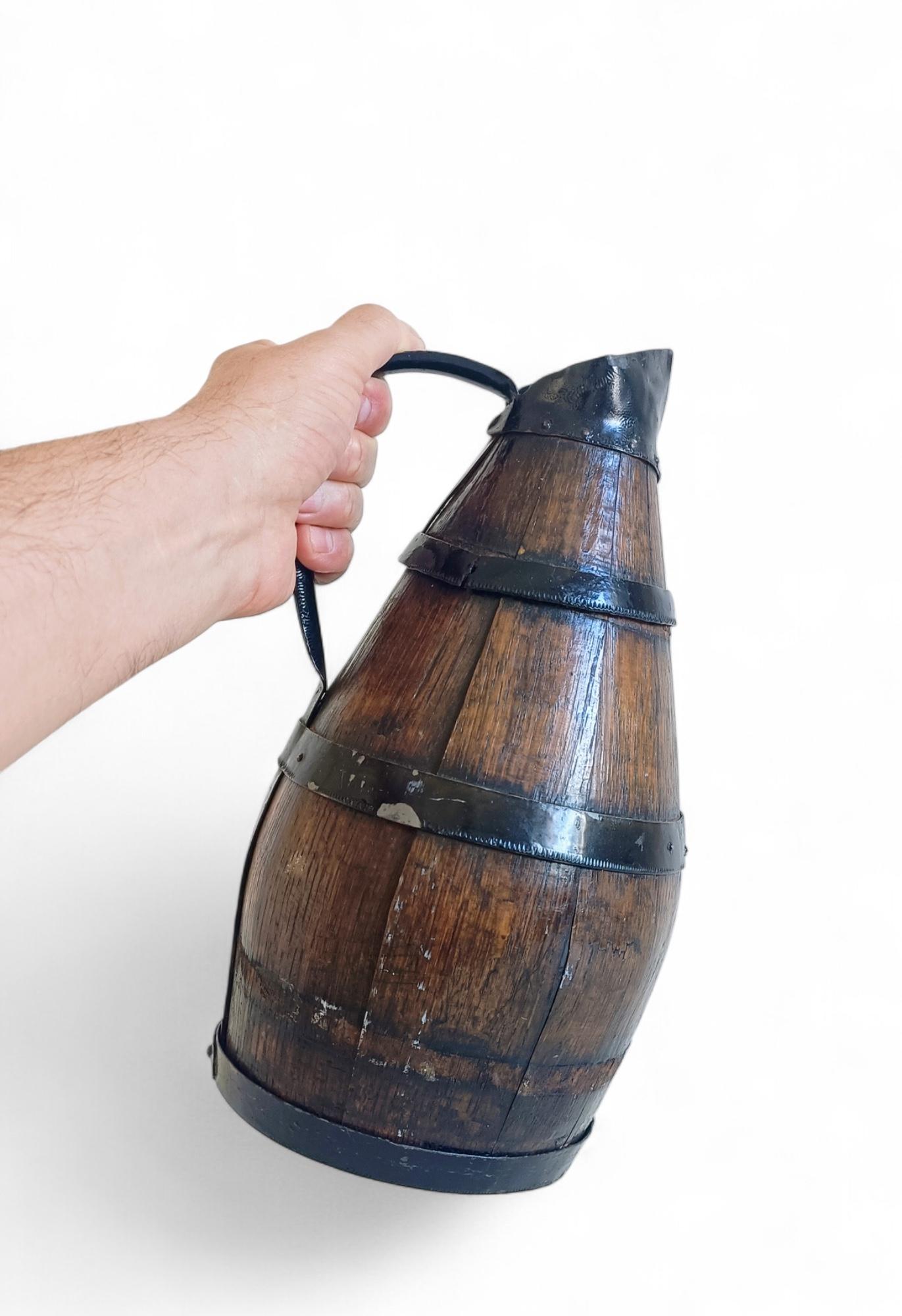 Antiker rustikaler französischer Eichen- und Metallkrug, 19. im Angebot 2