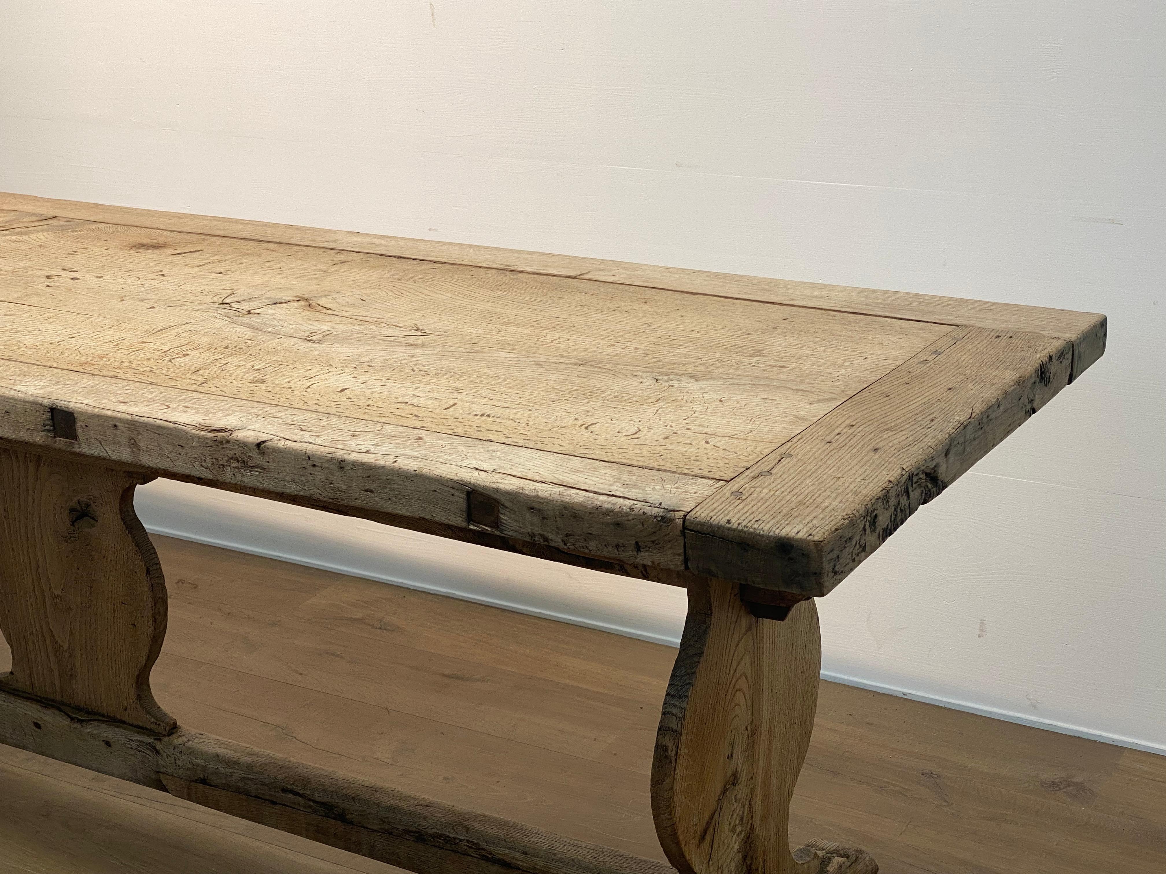 Ancienne table de réfectoire française rustique  Oak Oak blanchi en vente 3