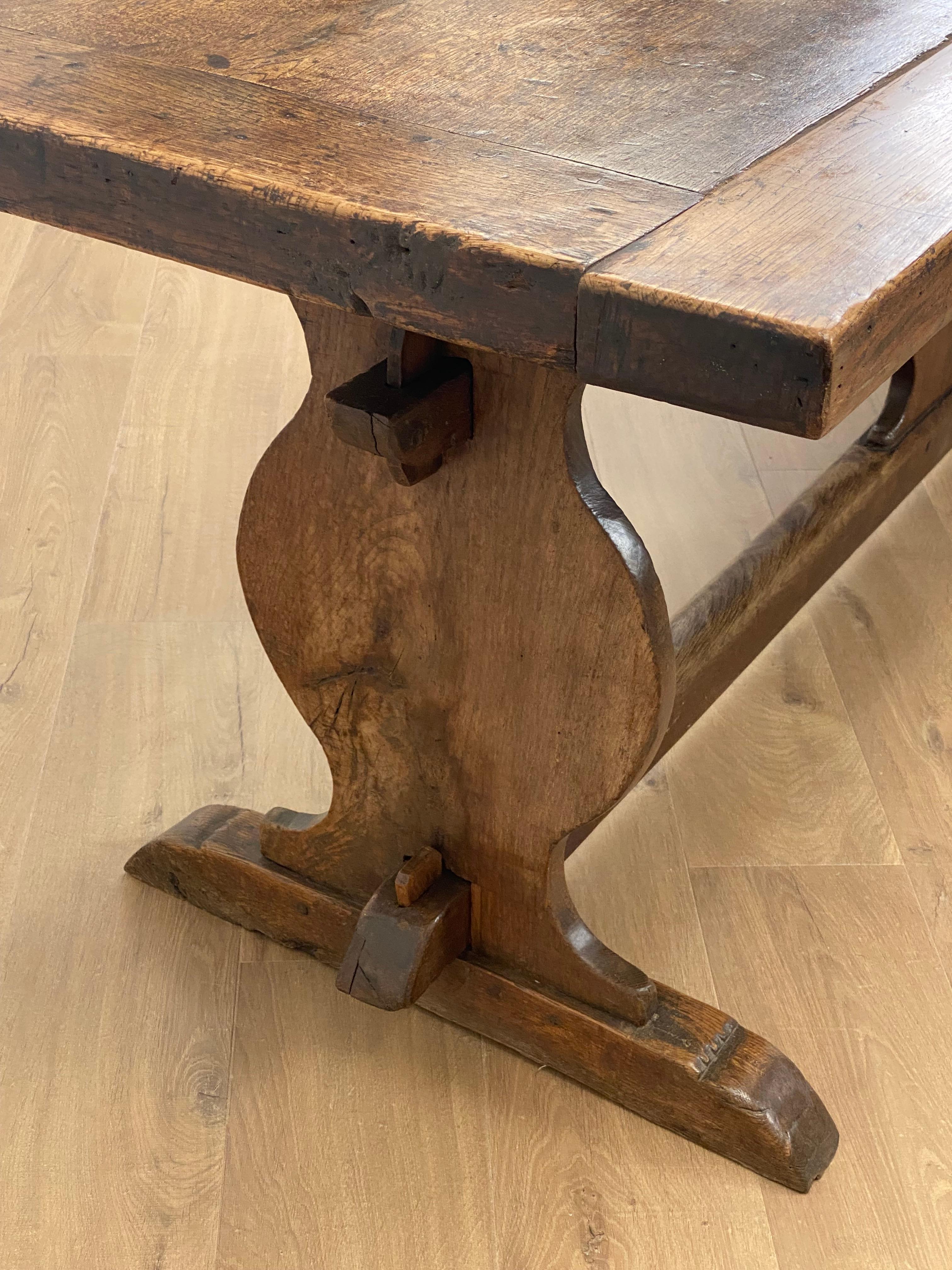Français Ancienne table de réfectoire française rustique  Oak Oak blanchi en vente
