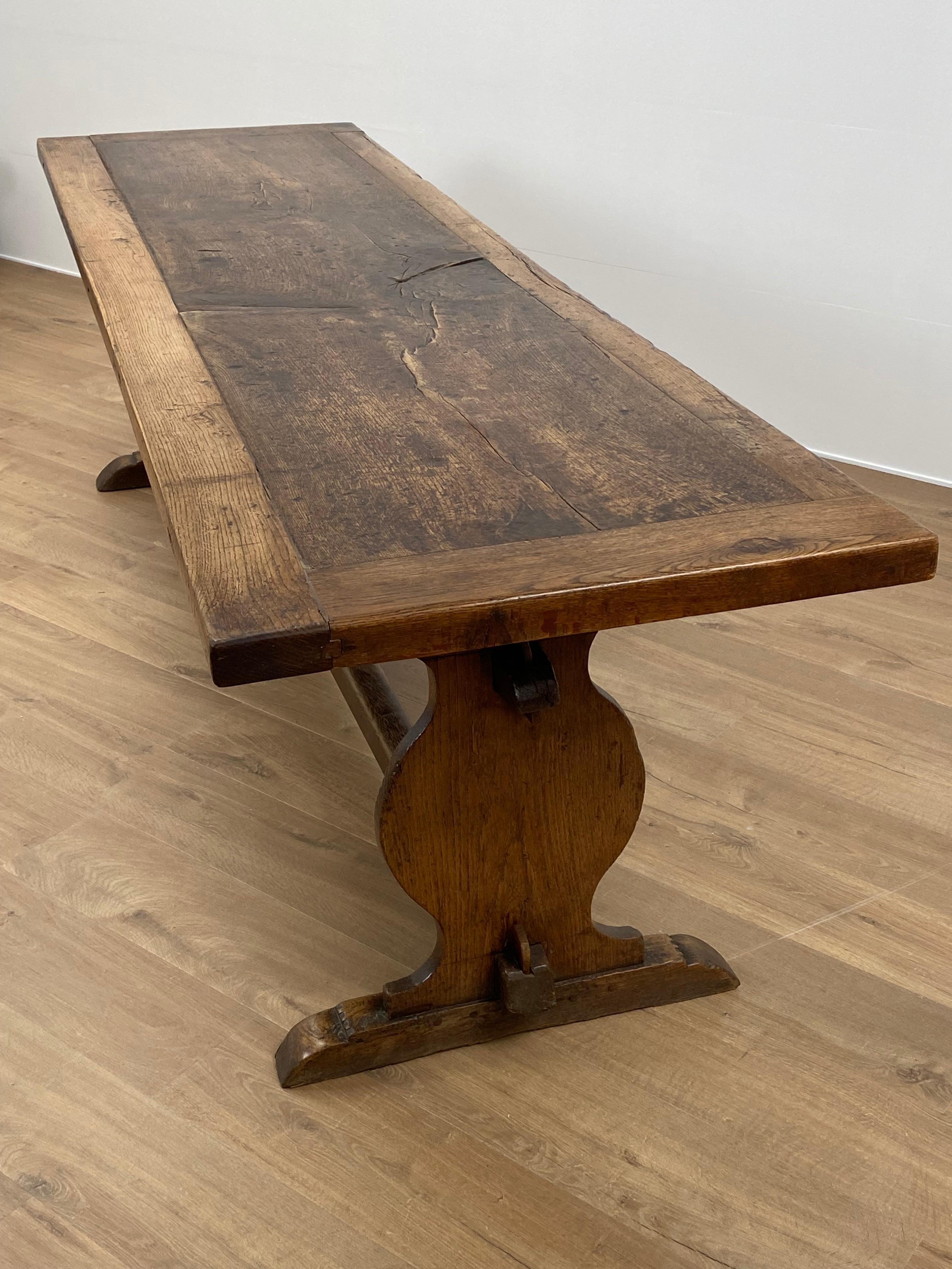 Ancienne table de réfectoire française rustique  Oak Oak blanchi Bon état - En vente à Schellebelle, BE