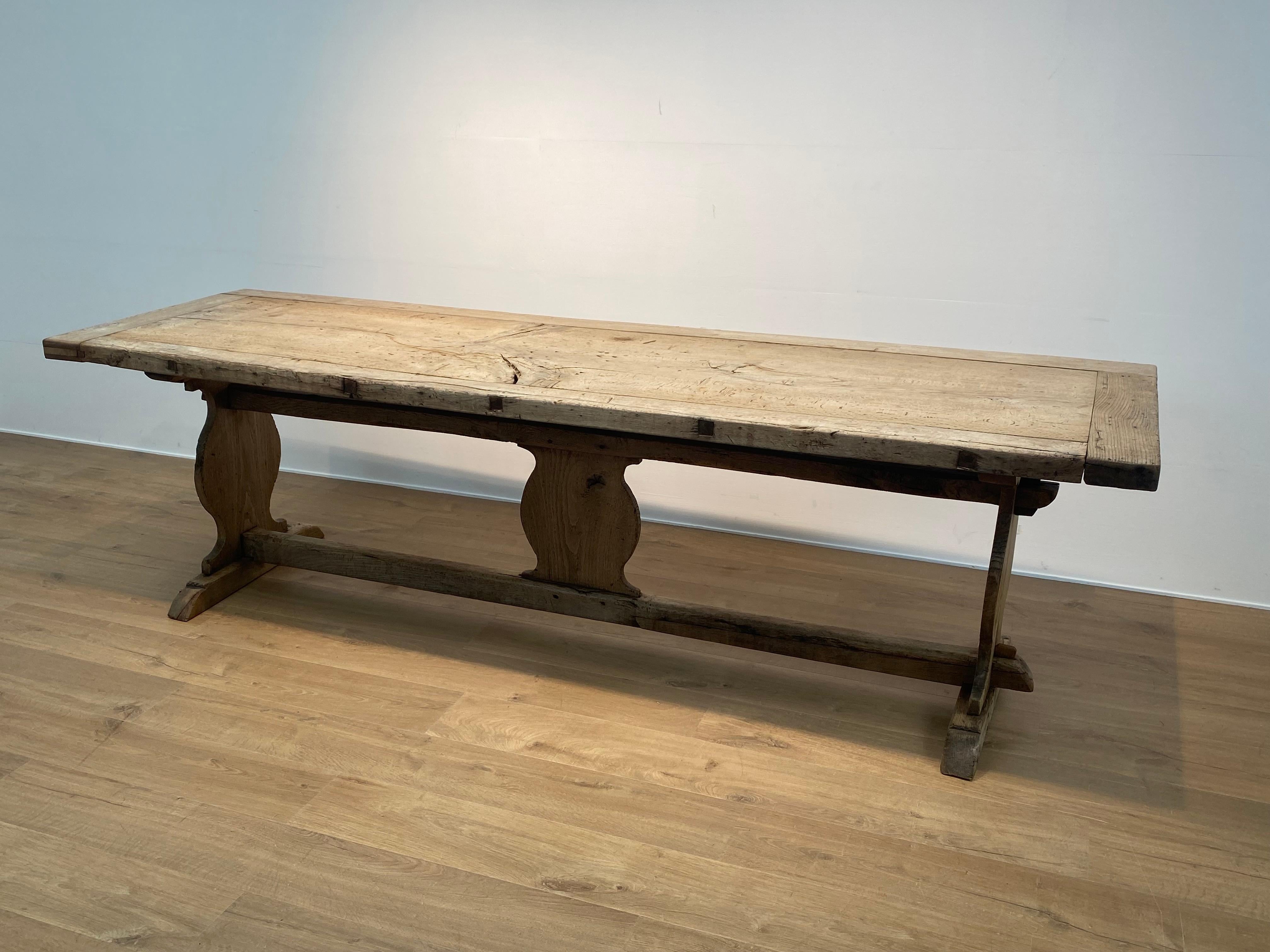 Fin du XVIIIe siècle Ancienne table de réfectoire française rustique  Oak Oak blanchi en vente