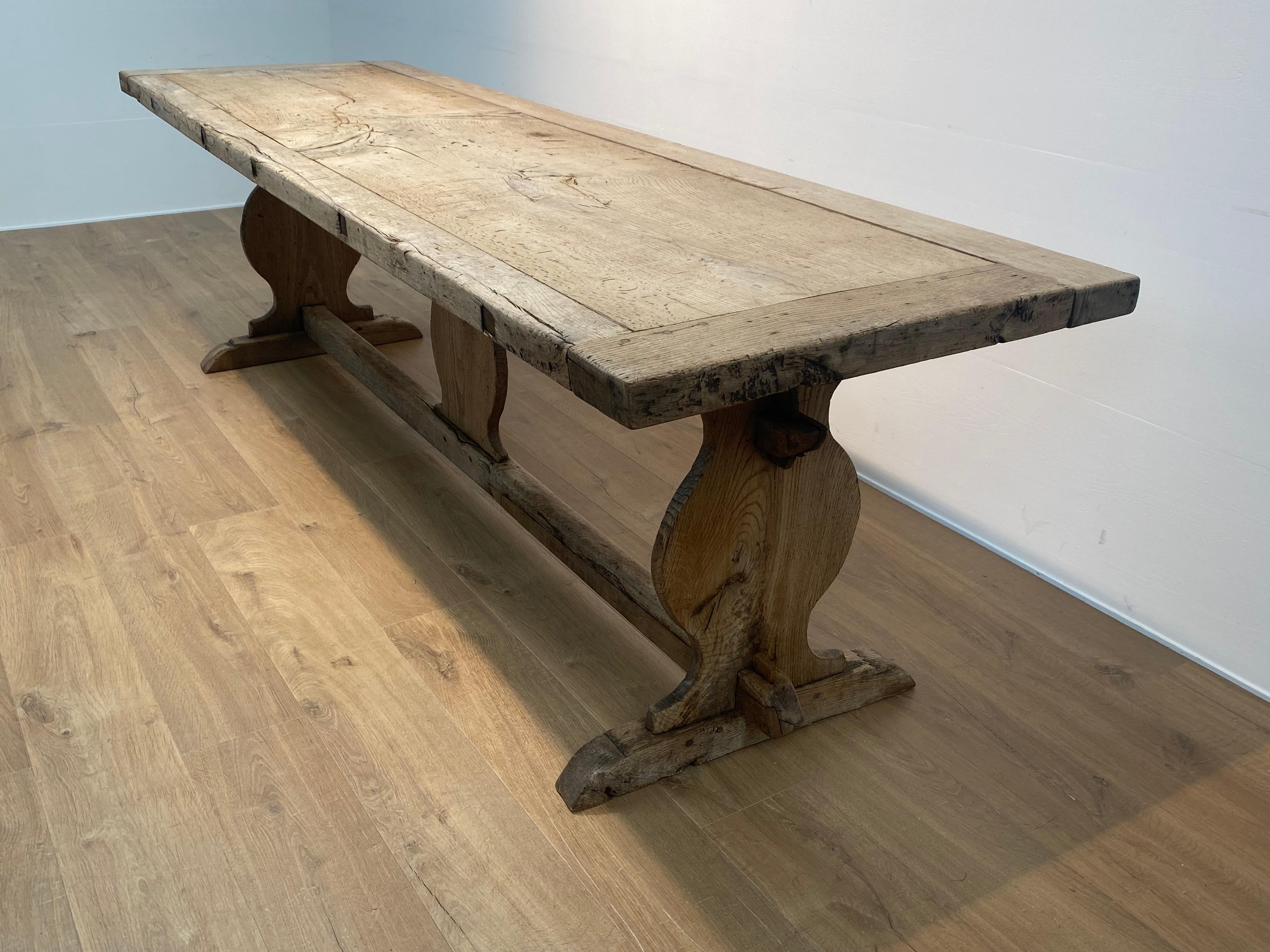 Chêne Ancienne table de réfectoire française rustique  Oak Oak blanchi en vente