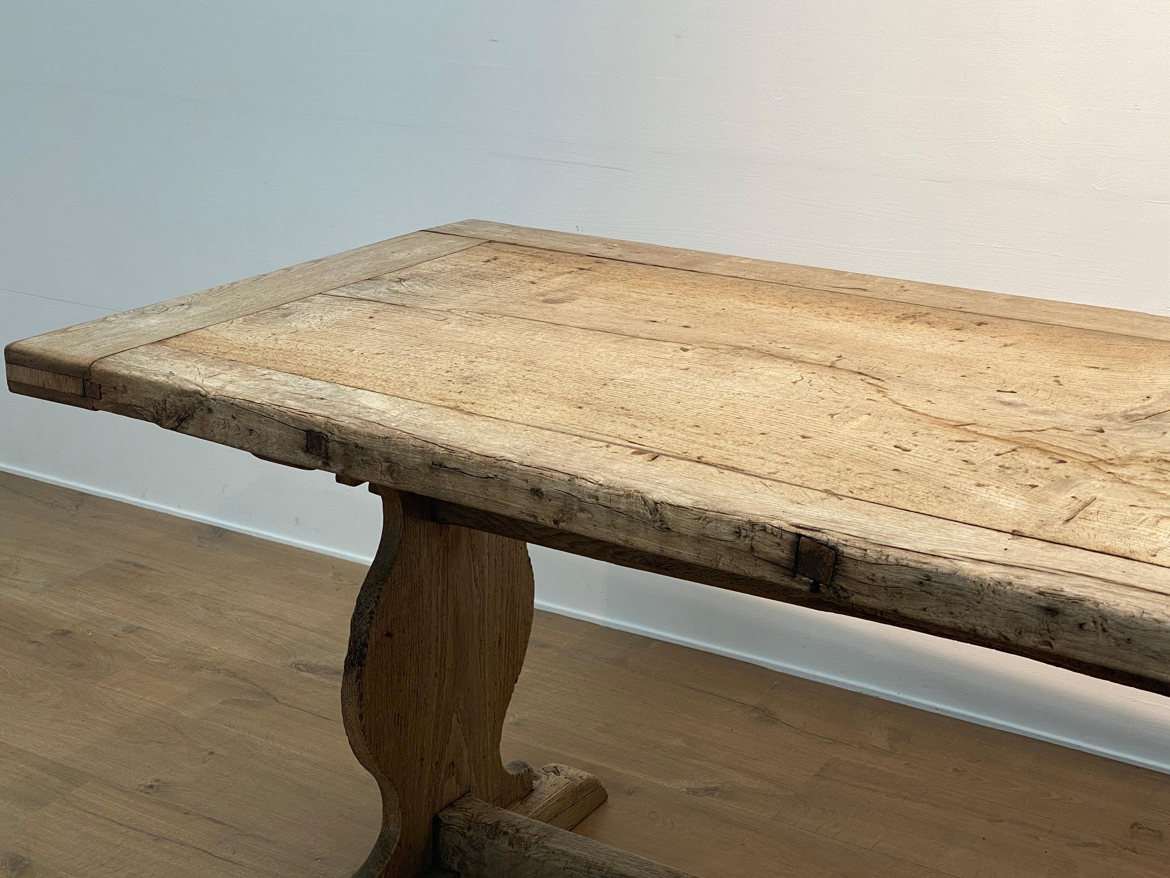 Ancienne table de réfectoire française rustique  Oak Oak blanchi en vente 2