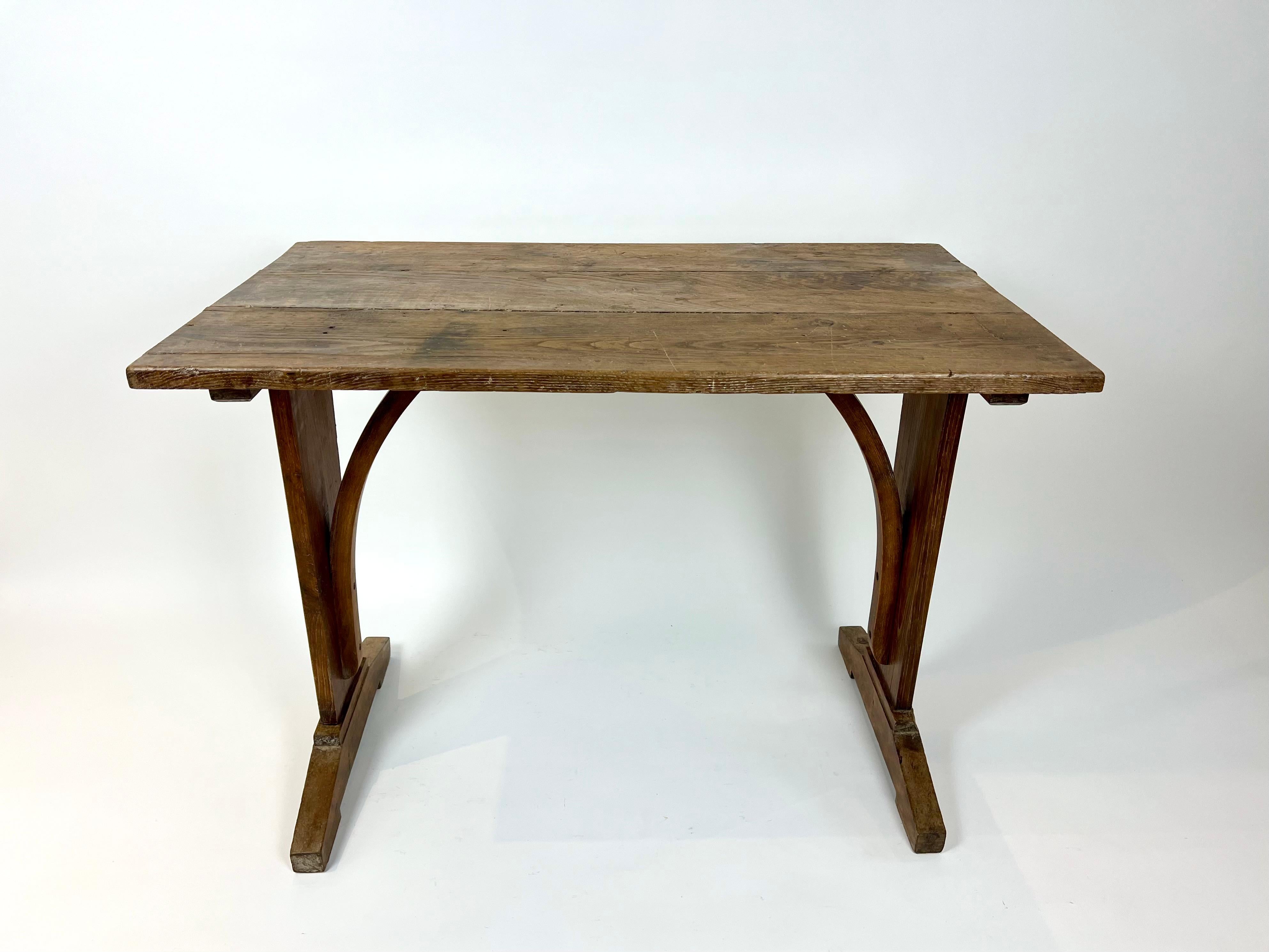 Sgabello tripode in stile brutalista in rovere massiccio con bordo intagliato a mano risalente alla metà del XX secolo.

Proveniente dalla Francia.

Ideale per essere utilizzato come tavolino.

Il legno ha un bel tono invecchiato con un bel bordo