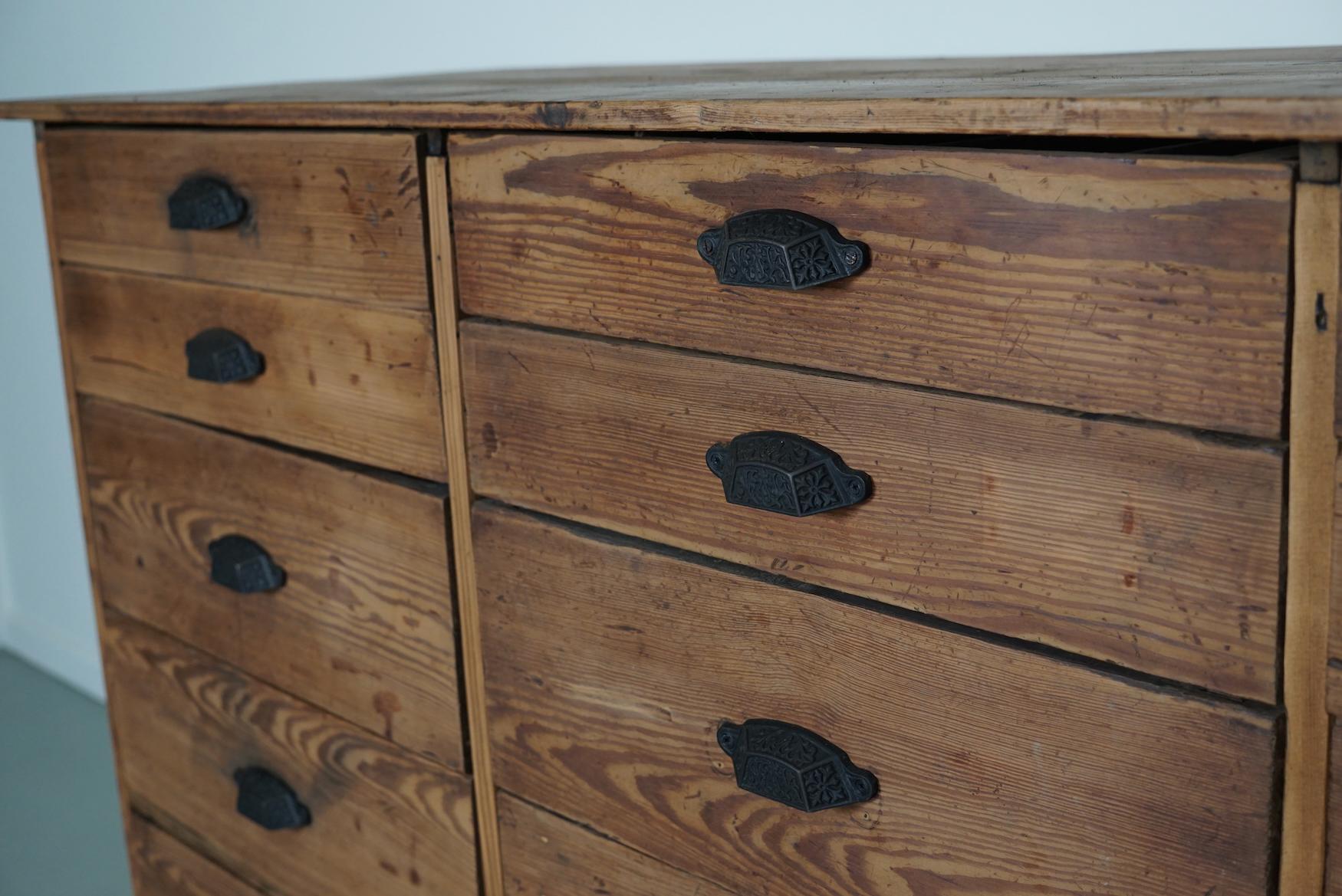 Antique Rustic German Pine Apothecary Cabinet / Bank of Drawers, 1900s In Good Condition For Sale In Nijmegen, NL