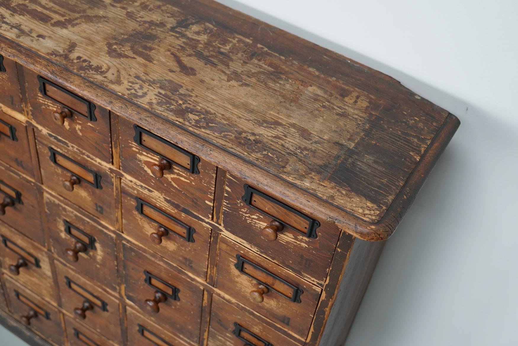 Antique Rustic German Pine Apothecary Cabinet / Bank of Drawers, Early 20thc In Good Condition In Nijmegen, NL