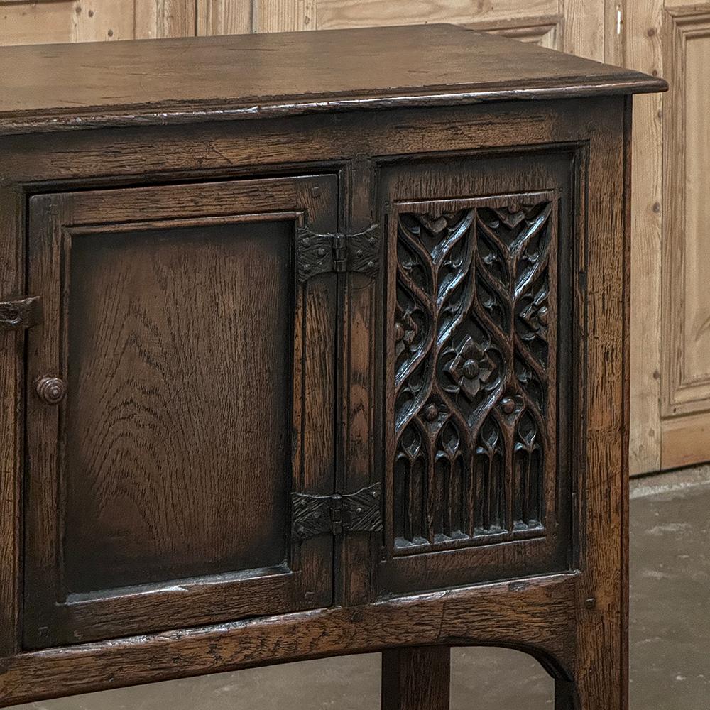 Petit meuble de rangement antique gothique rustique surélevé en vente 4