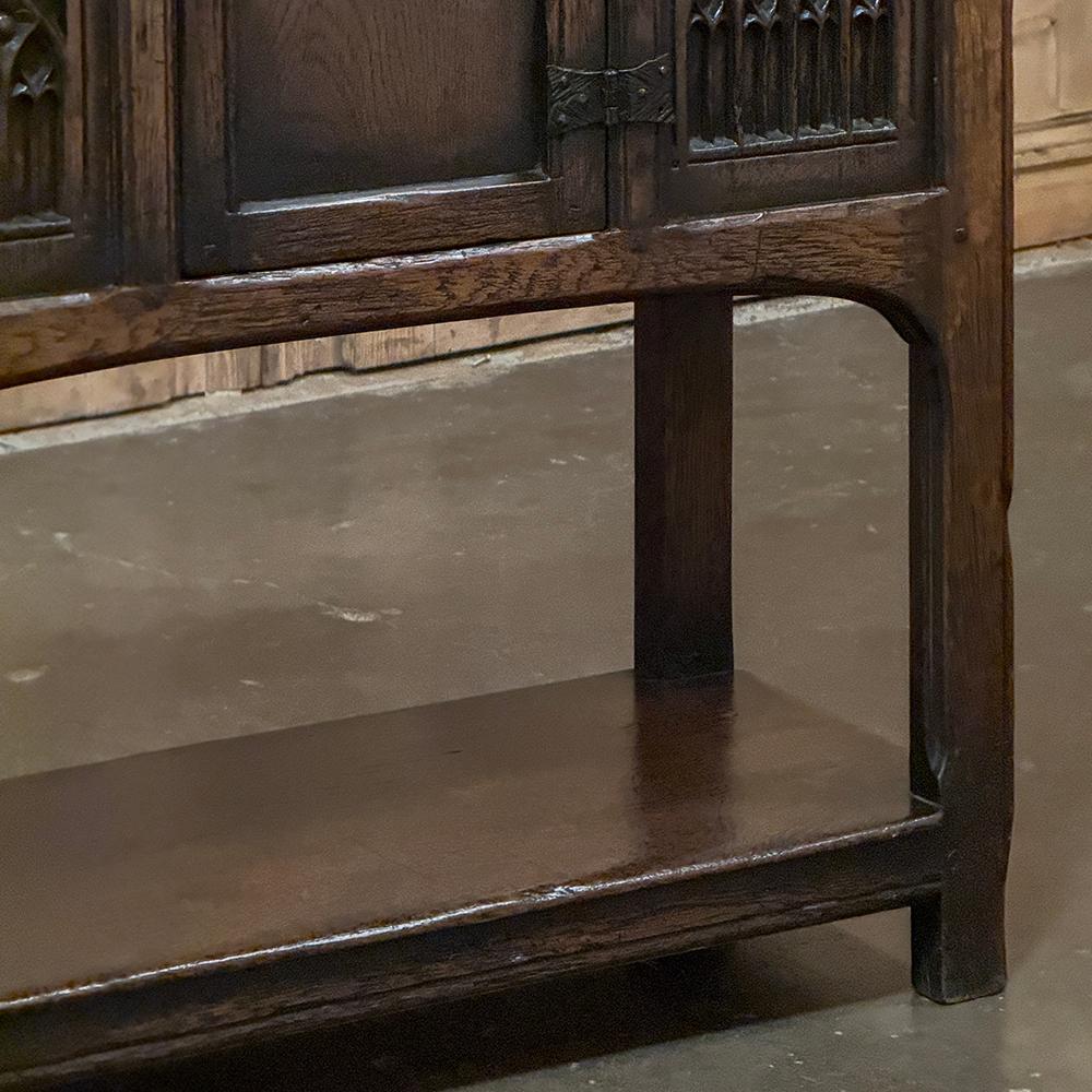 Petit meuble de rangement antique gothique rustique surélevé en vente 5
