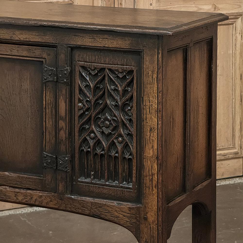 Petit meuble de rangement antique gothique rustique surélevé en vente 6