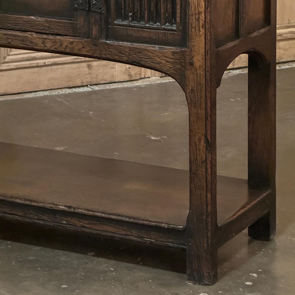 Petit meuble de rangement antique gothique rustique surélevé en vente 7