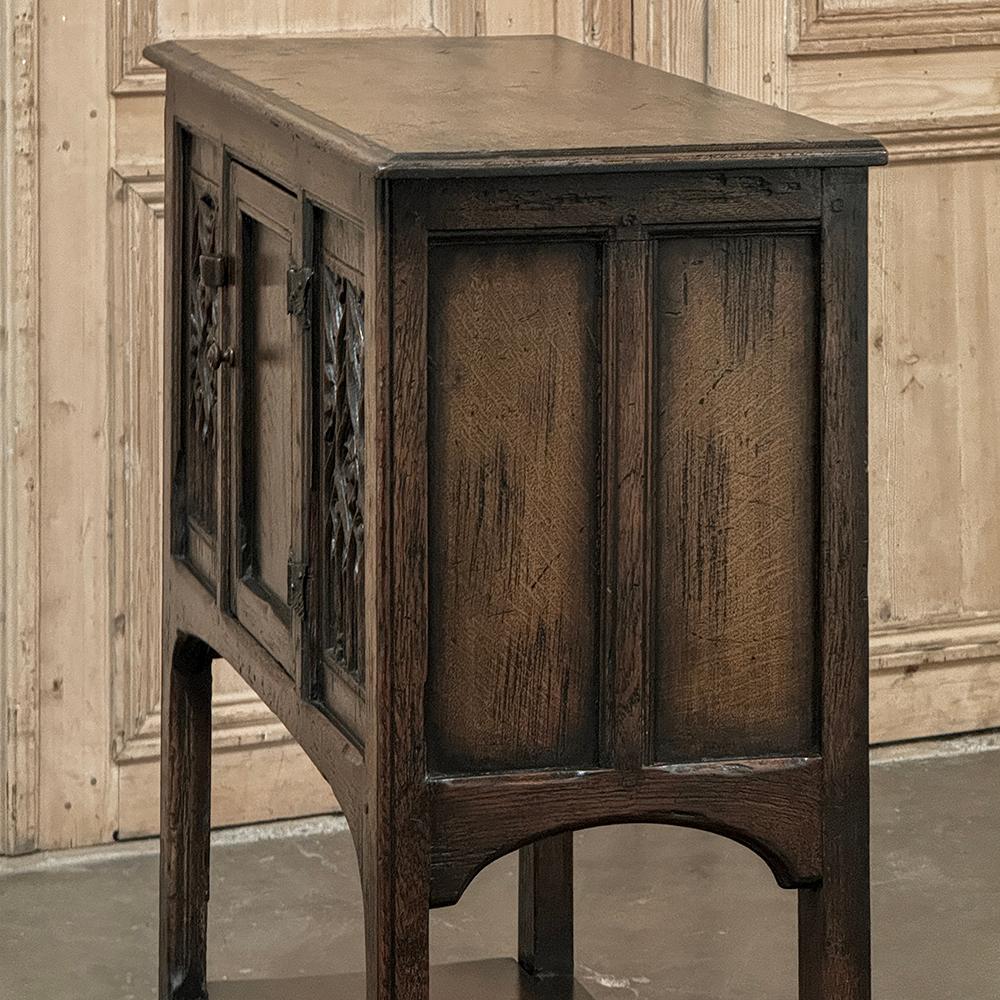Petit meuble de rangement antique gothique rustique surélevé en vente 10
