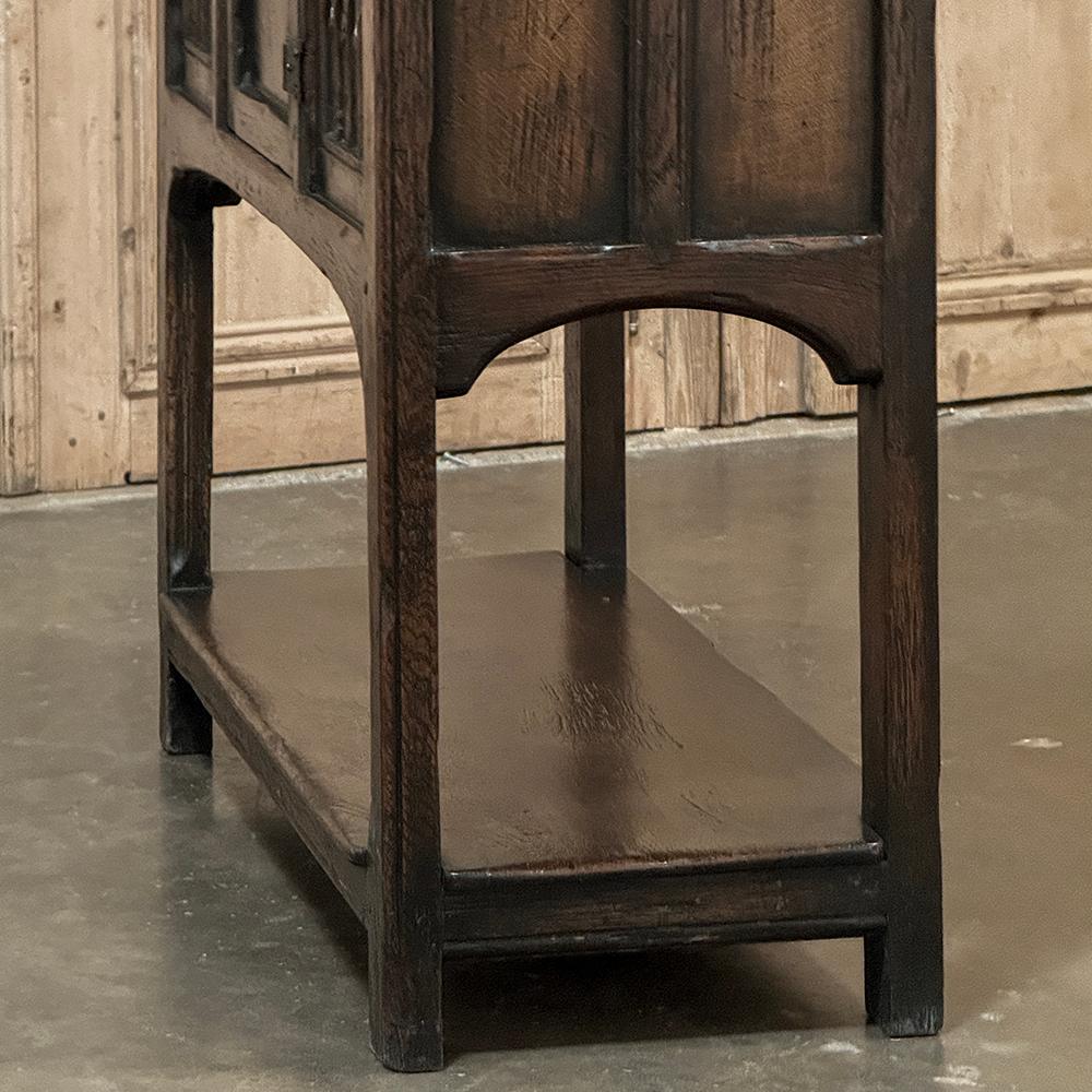 Petit meuble de rangement antique gothique rustique surélevé en vente 11