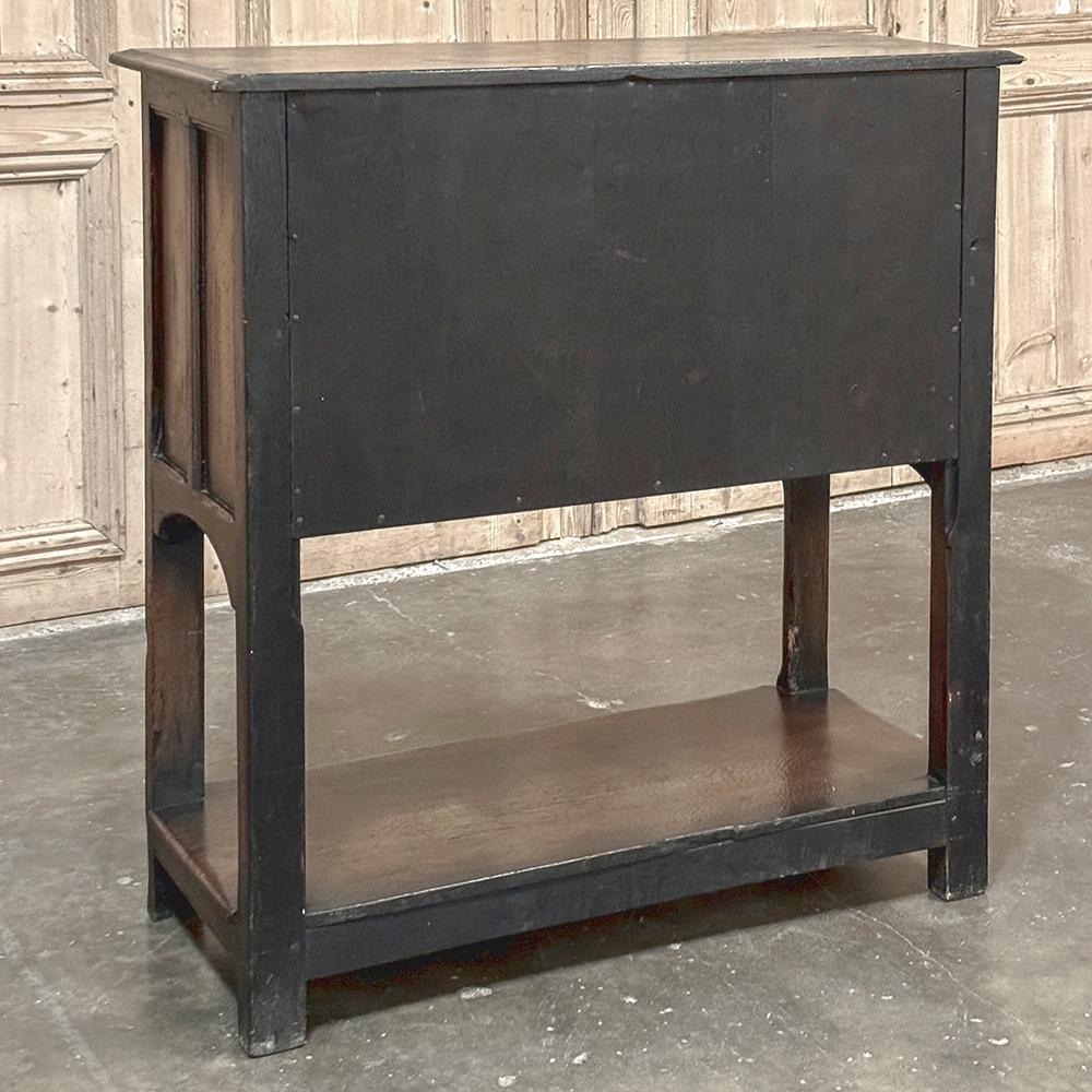 Petit meuble de rangement antique gothique rustique surélevé en vente 12