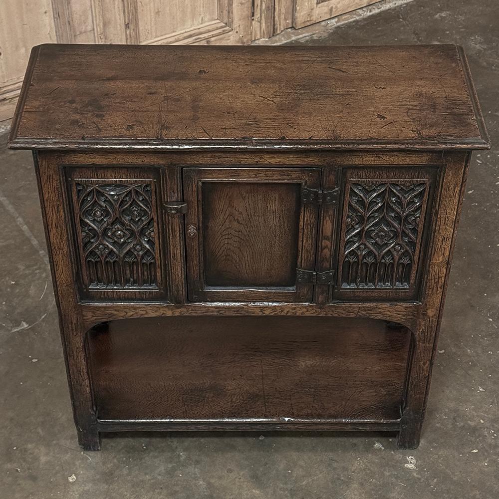 Petit meuble de rangement antique gothique rustique surélevé Bon état - En vente à Dallas, TX