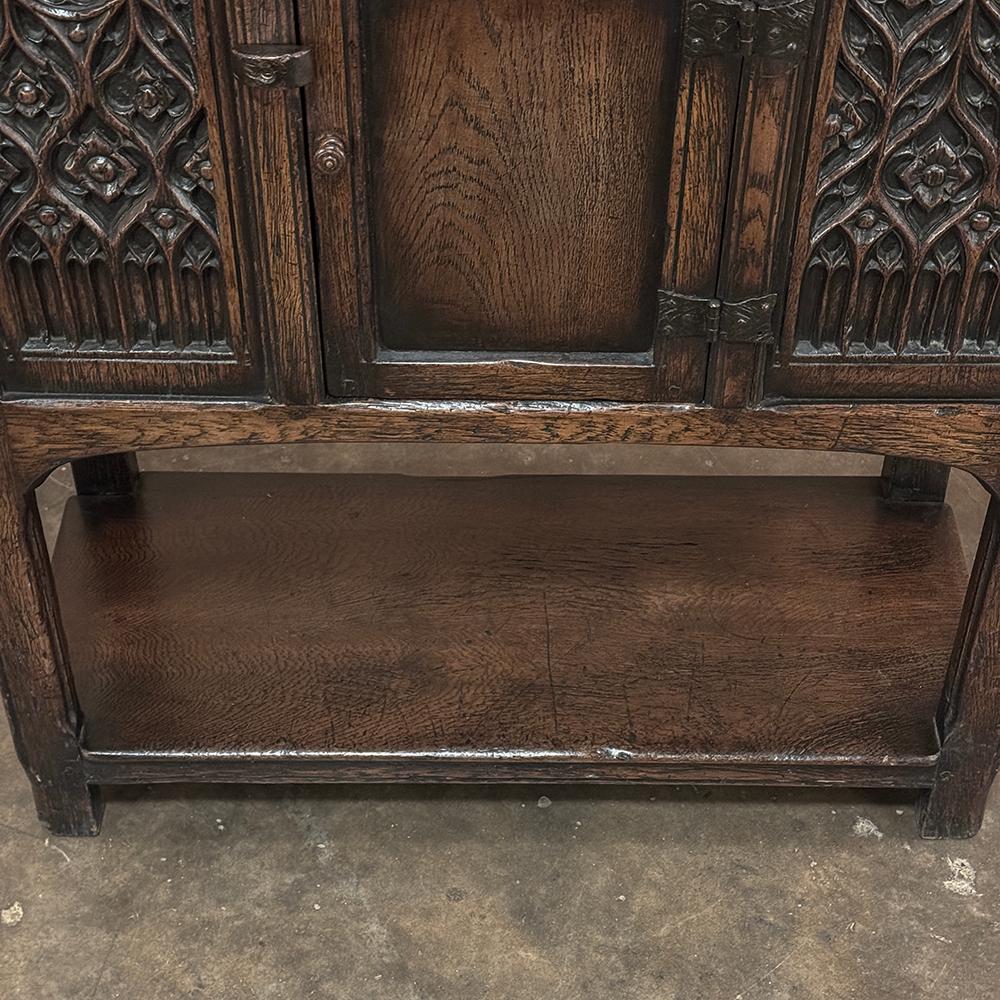 Petit meuble de rangement antique gothique rustique surélevé en vente 1