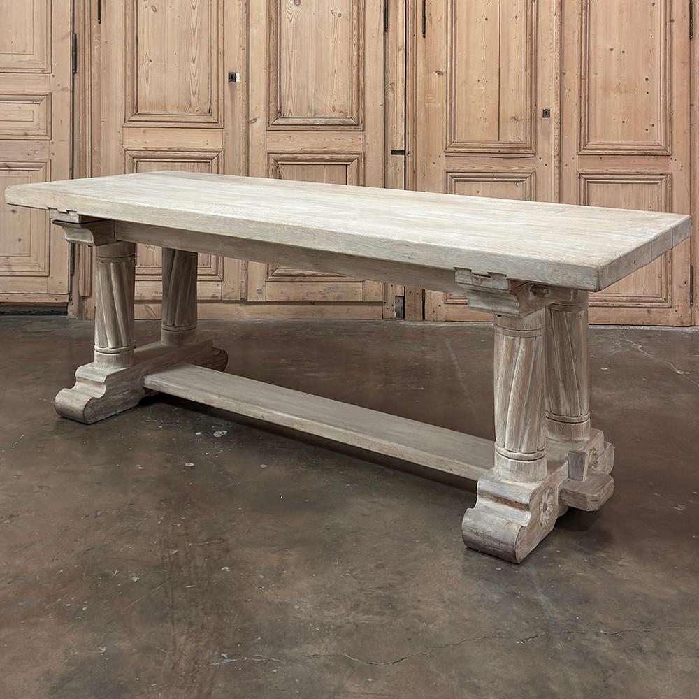 Néo-gothique Ancienne table à manger gothique rustique en chêne blanchi à la chaux en vente