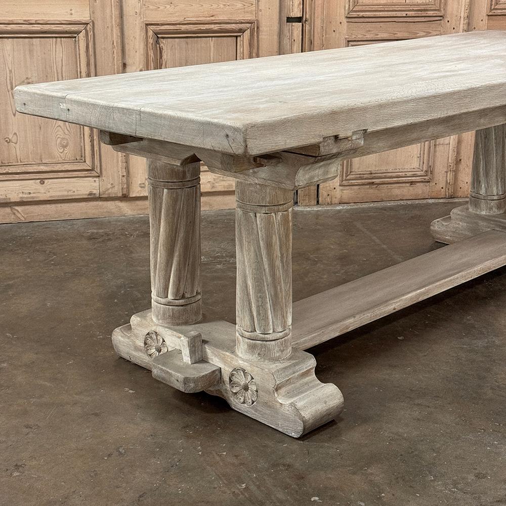 Chêne Ancienne table à manger gothique rustique en chêne blanchi à la chaux en vente
