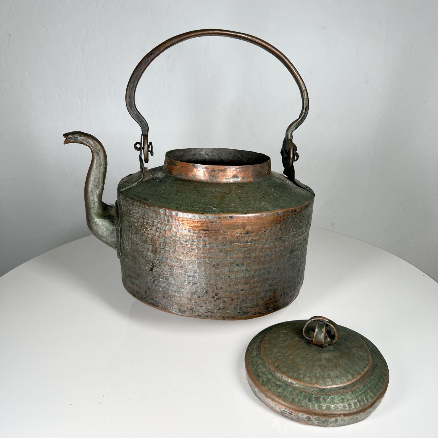 Bouilloire rustique ancienne en cuivre martelé avec bouilloire en vente 3
