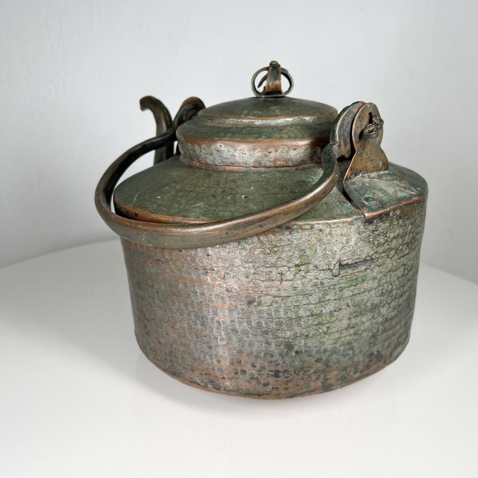 Antique Rustic Hammered Copper Tea Kettle with Flair In Good Condition For Sale In Chula Vista, CA