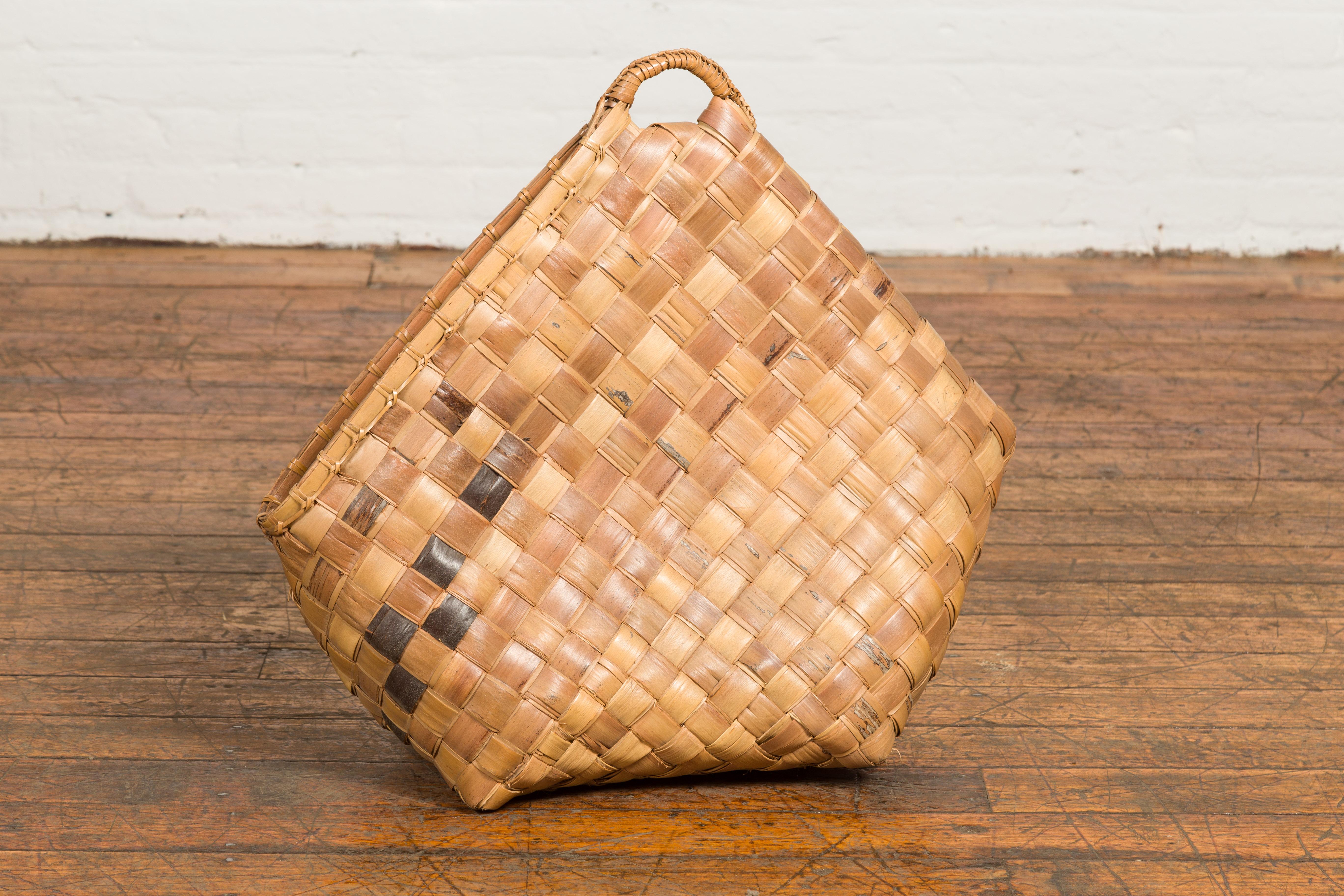 Cesta rústica antigua tejida a mano Karagumoy filipina de grano de dos tonos en venta 6
