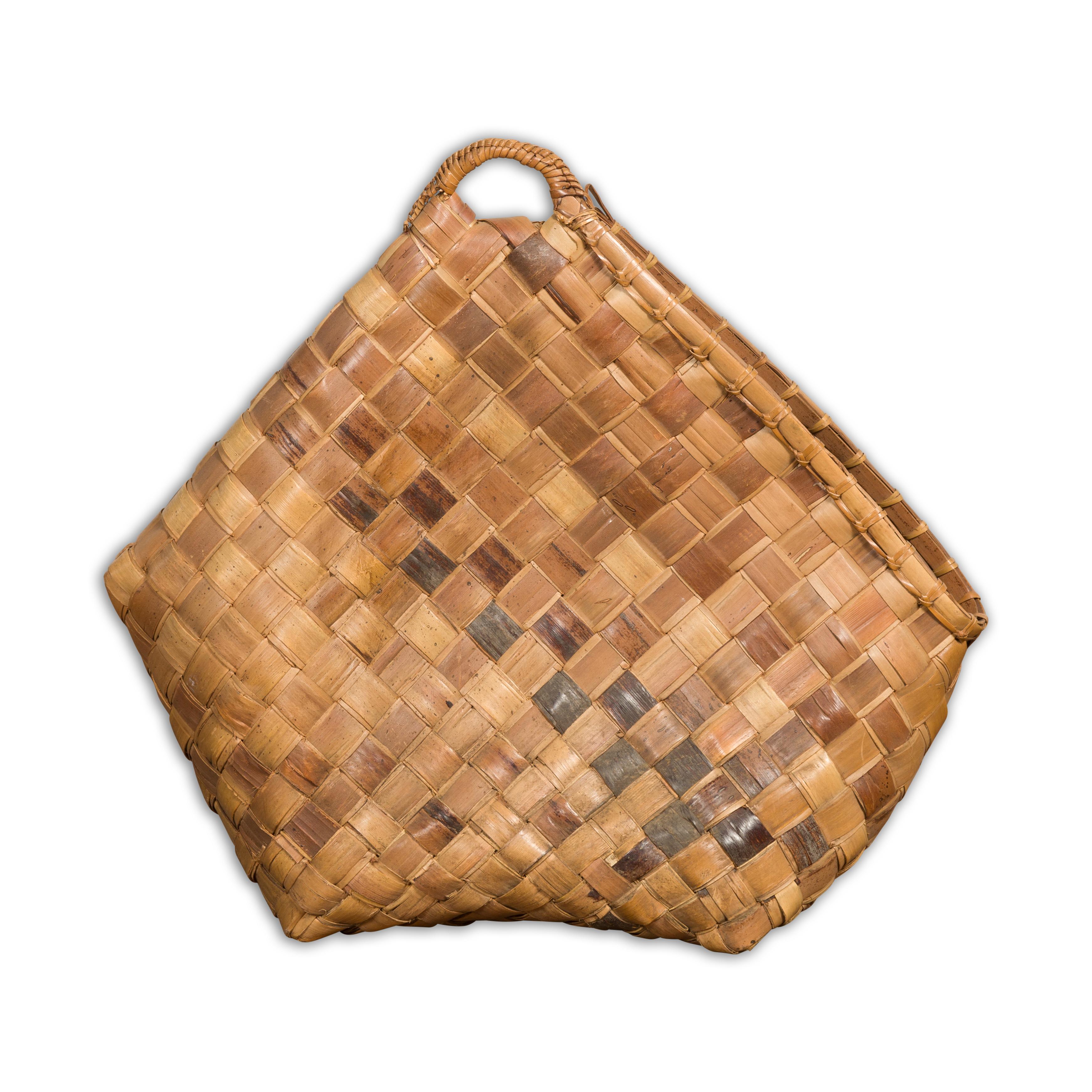 Cesta rústica antigua tejida a mano Karagumoy filipina de grano de dos tonos en venta 9
