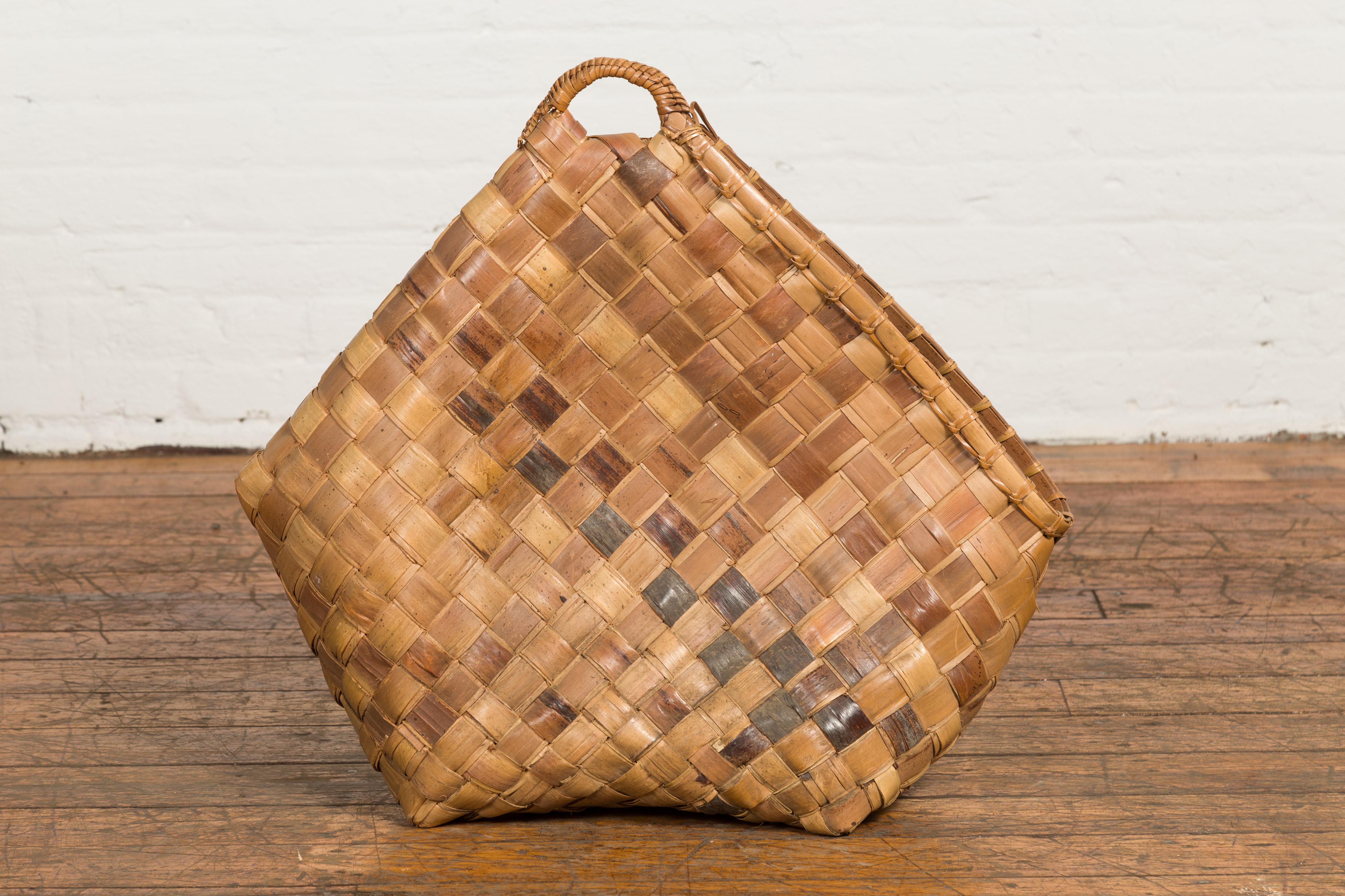 Cesta rústica antigua tejida a mano Karagumoy filipina de grano de dos tonos Filipino en venta