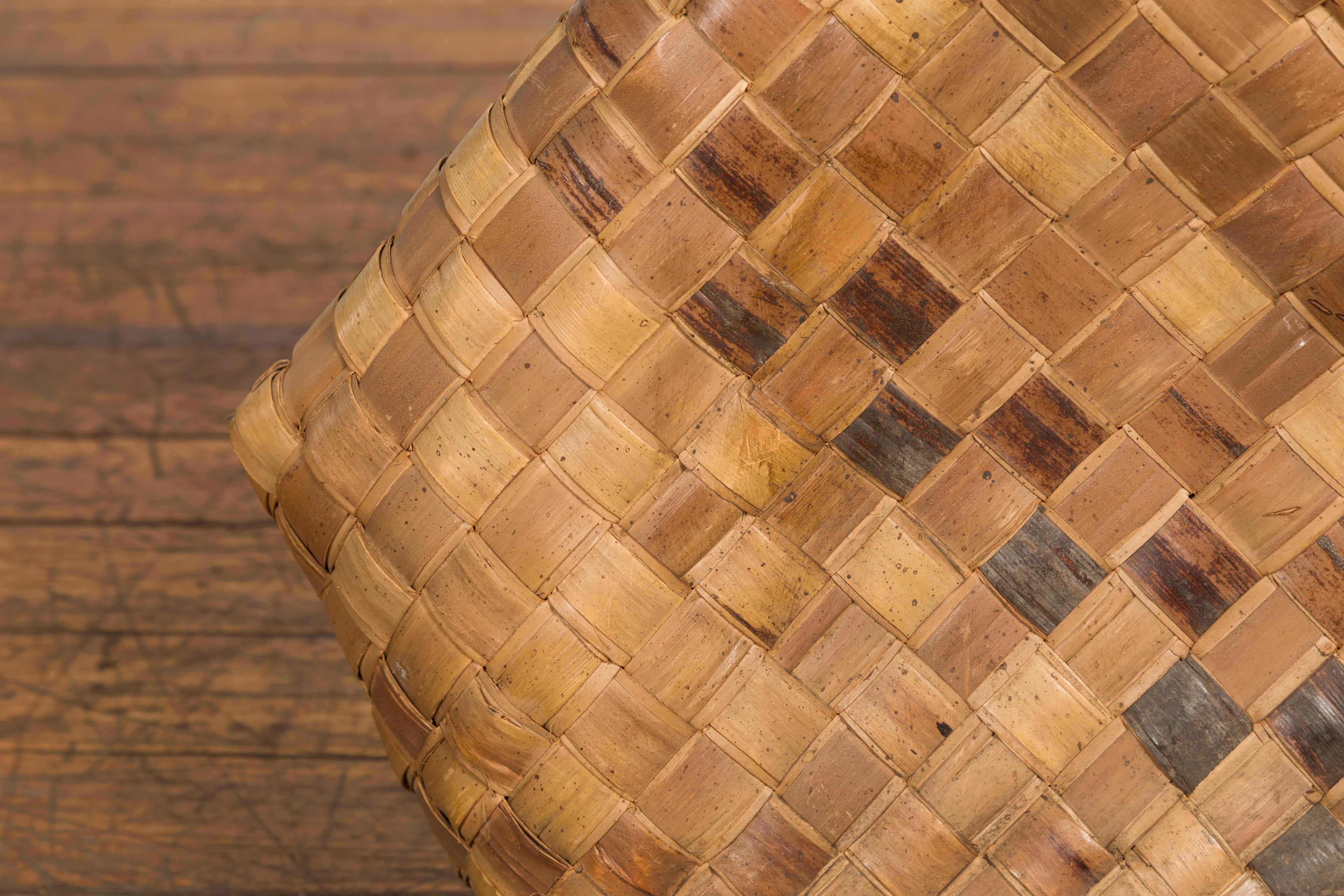 Antique Rustic Hand Woven Karagumoy Filipino Two Toned Grain Basket In Good Condition For Sale In Yonkers, NY