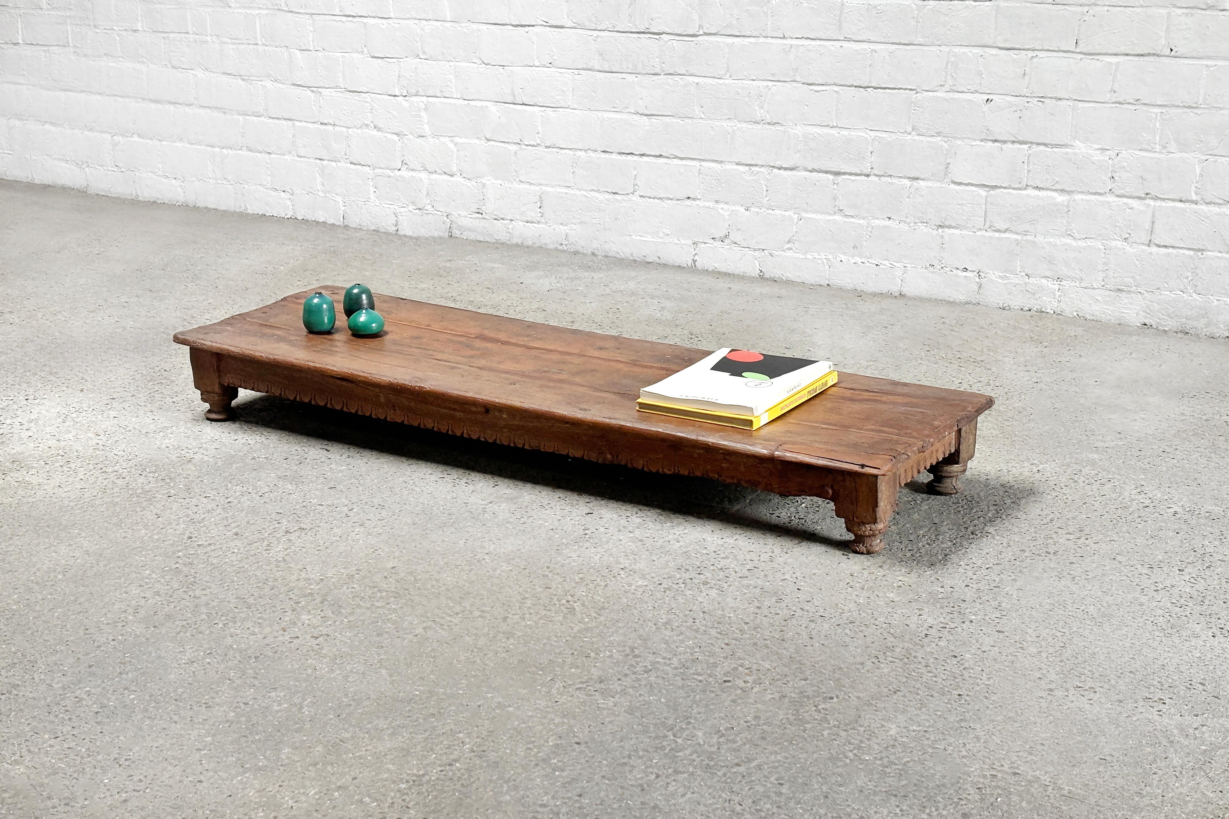 Indien Ancienne table basse rustique indienne en bois, début du 20e siècle en vente