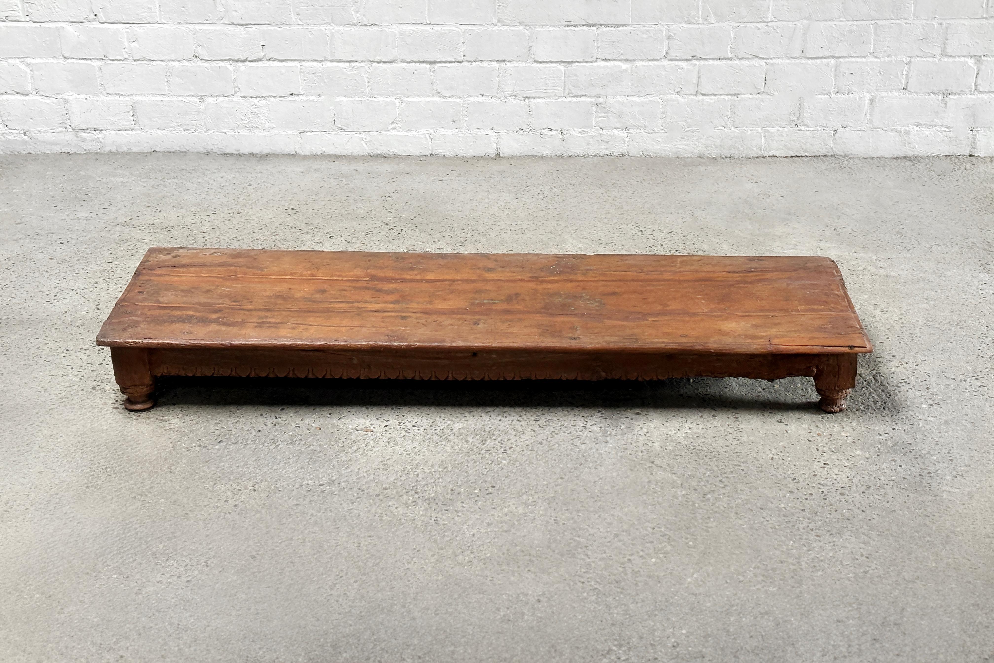 Ancienne table basse rustique indienne en bois, début du 20e siècle Bon état - En vente à Antwerp, Antwerp