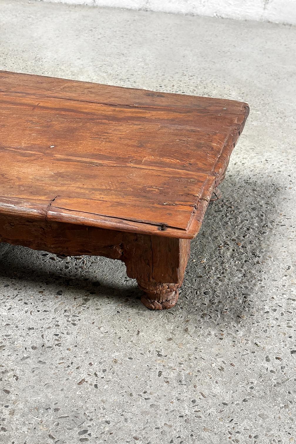 Début du 20ème siècle Ancienne table basse rustique indienne en bois, début du 20e siècle en vente