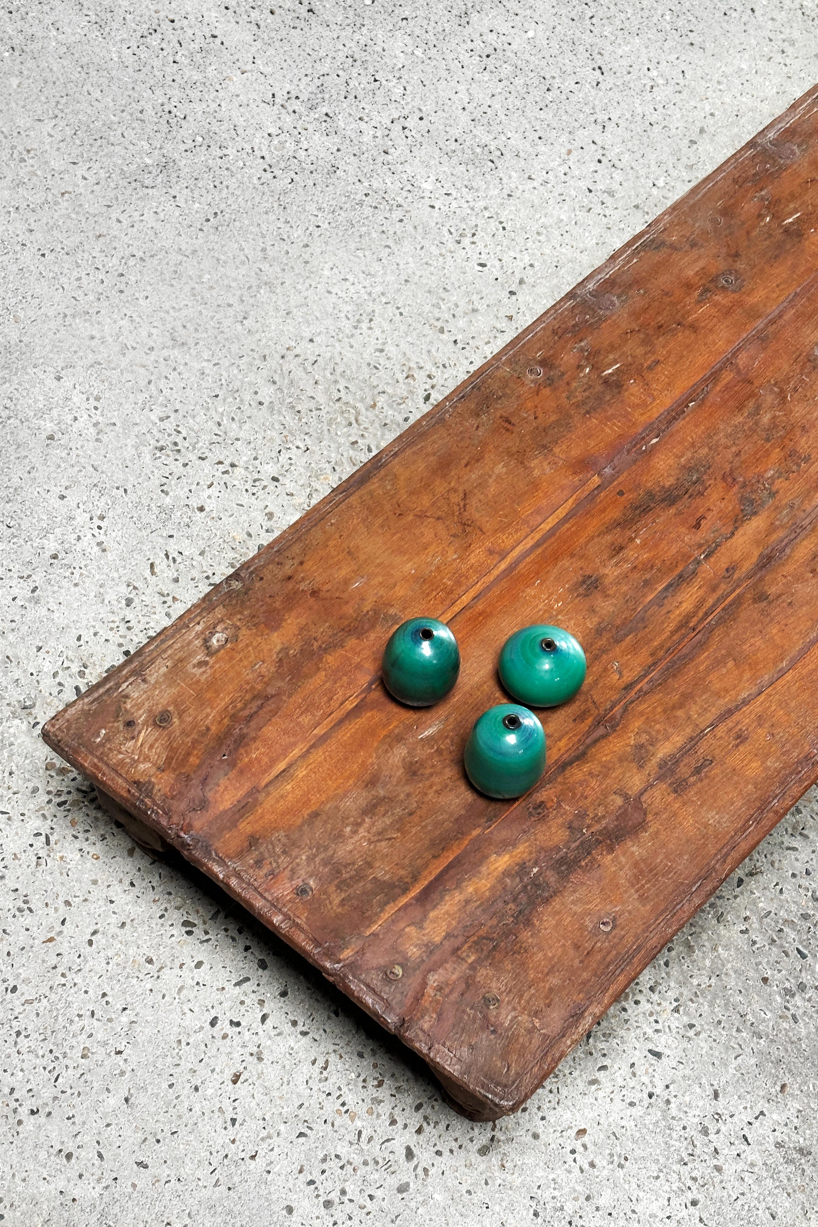 Ancienne table basse rustique indienne en bois, début du 20e siècle en vente 1