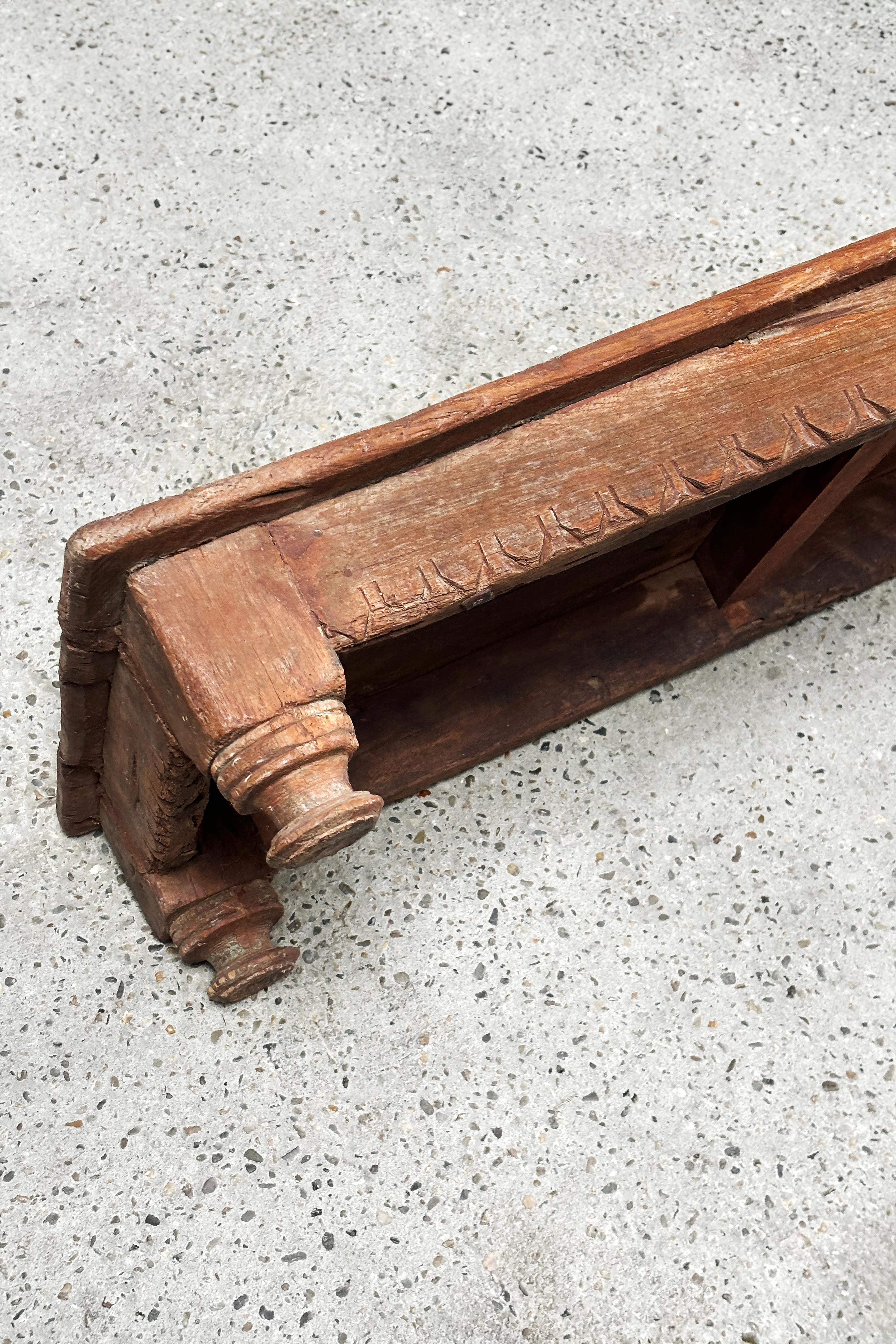 Ancienne table basse rustique indienne en bois, début du 20e siècle en vente 2