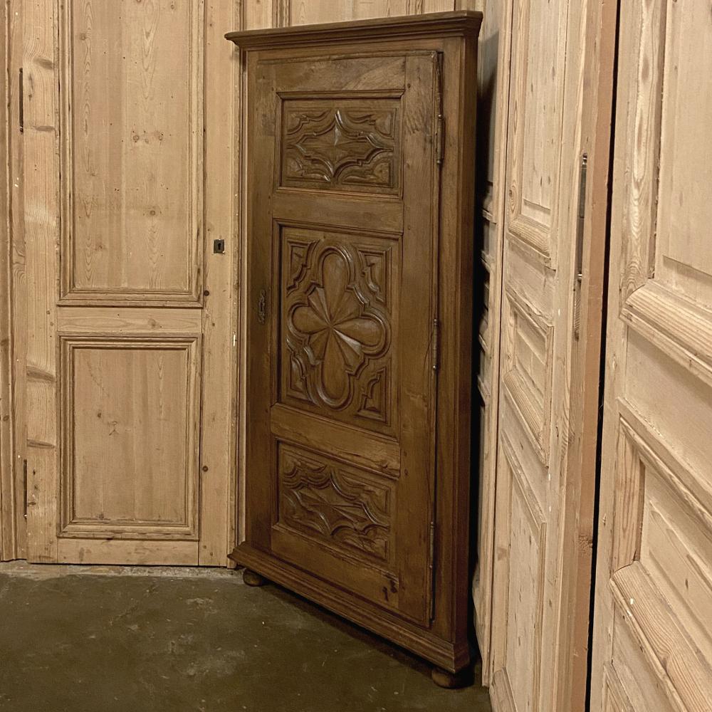 Rustique Ancienne armoire d'angle rustique italienne Piemontese d'angle en vente