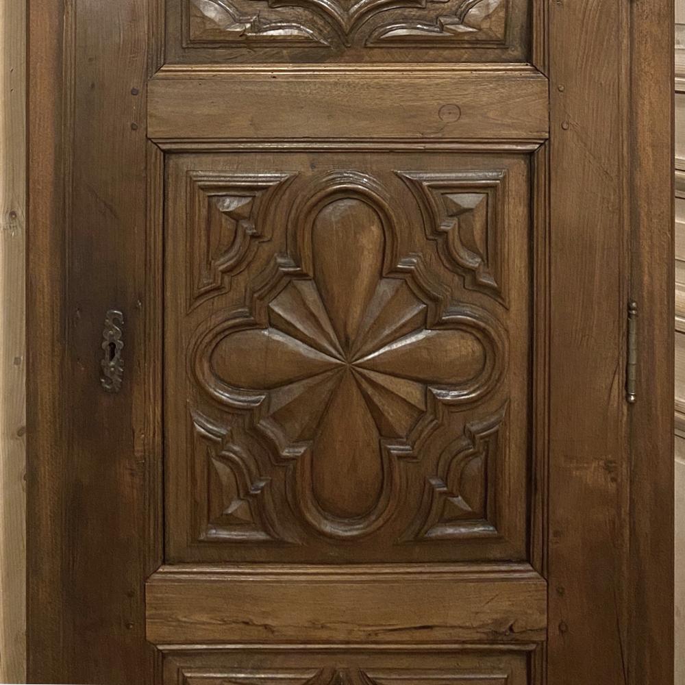 Ancienne armoire d'angle rustique italienne Piemontese d'angle Bon état - En vente à Dallas, TX