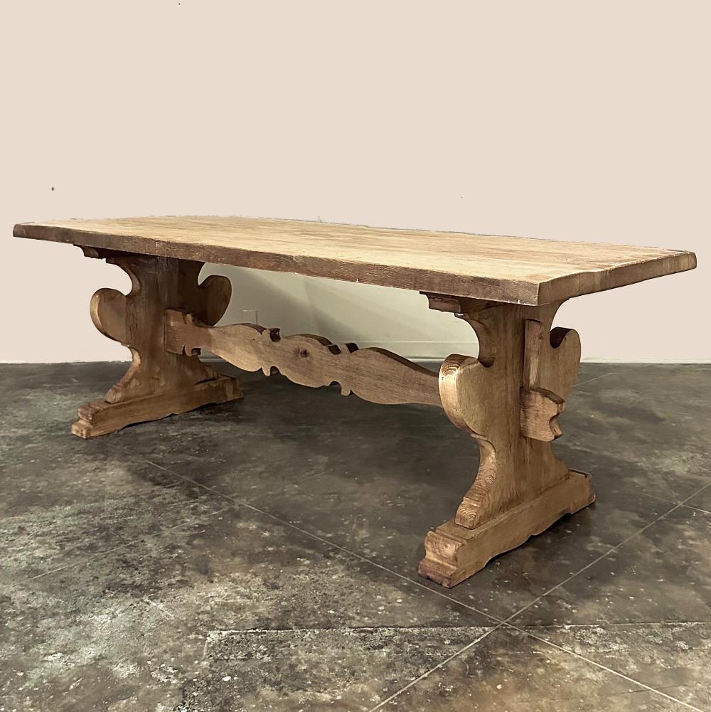 La table de salle à manger à tréteaux en chêne rustique italien antique est conçue et fabriquée pour faire littéralement sourire votre famille pendant des générations !  Les planches épaisses et massives de chêne forment le dessus, offrant une