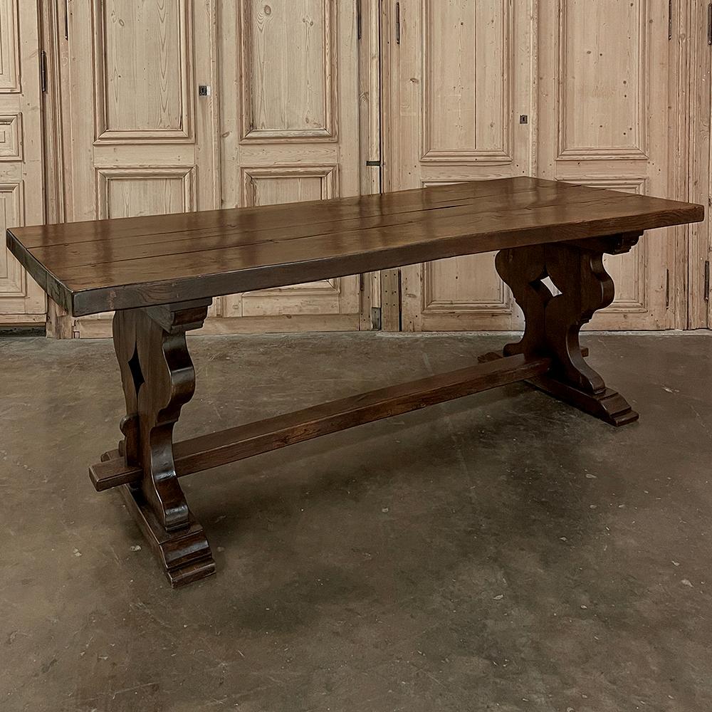 The Farm Antiques Rustic Italian Style Trestle Farm Table è stato realizzato a mano con metodi tradizionali tramandati di generazione in generazione.  Utilizzando tavole e legni spessi di quercia massiccia di vecchia crescita, gli artigiani hanno
