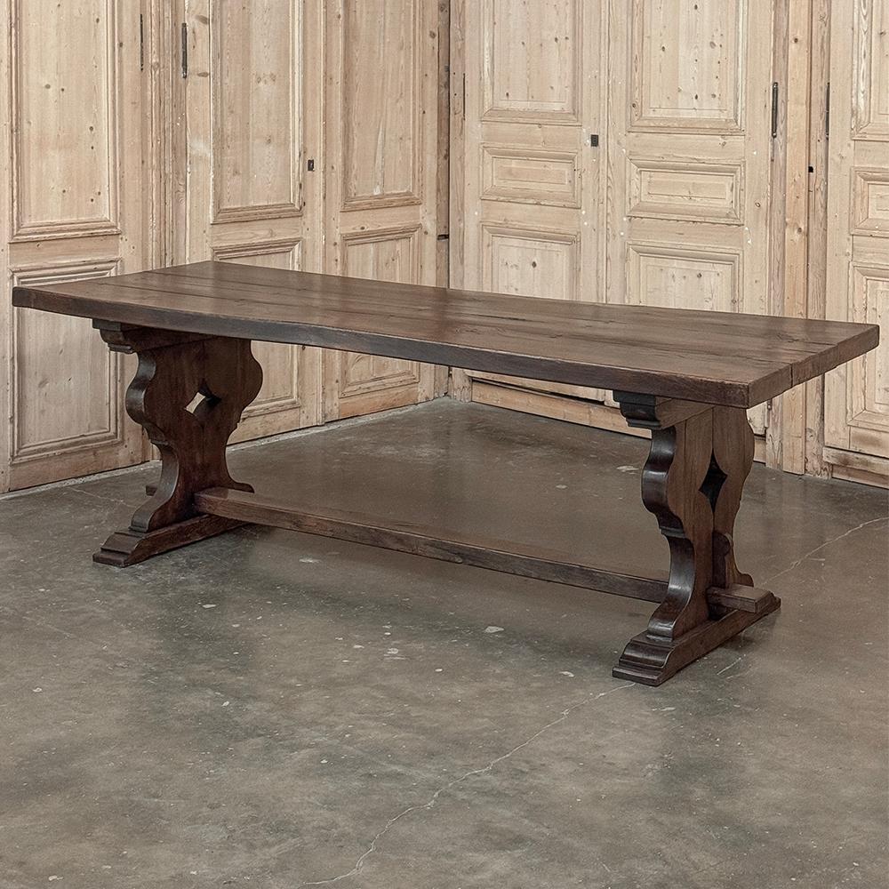 La table de ferme rustique antique à tréteaux de style italien a été fabriquée à la main selon des méthodes traditionnelles transmises de génération en génération.  En utilisant des planches et des bois épais de chêne massif ancien, les artisans ont