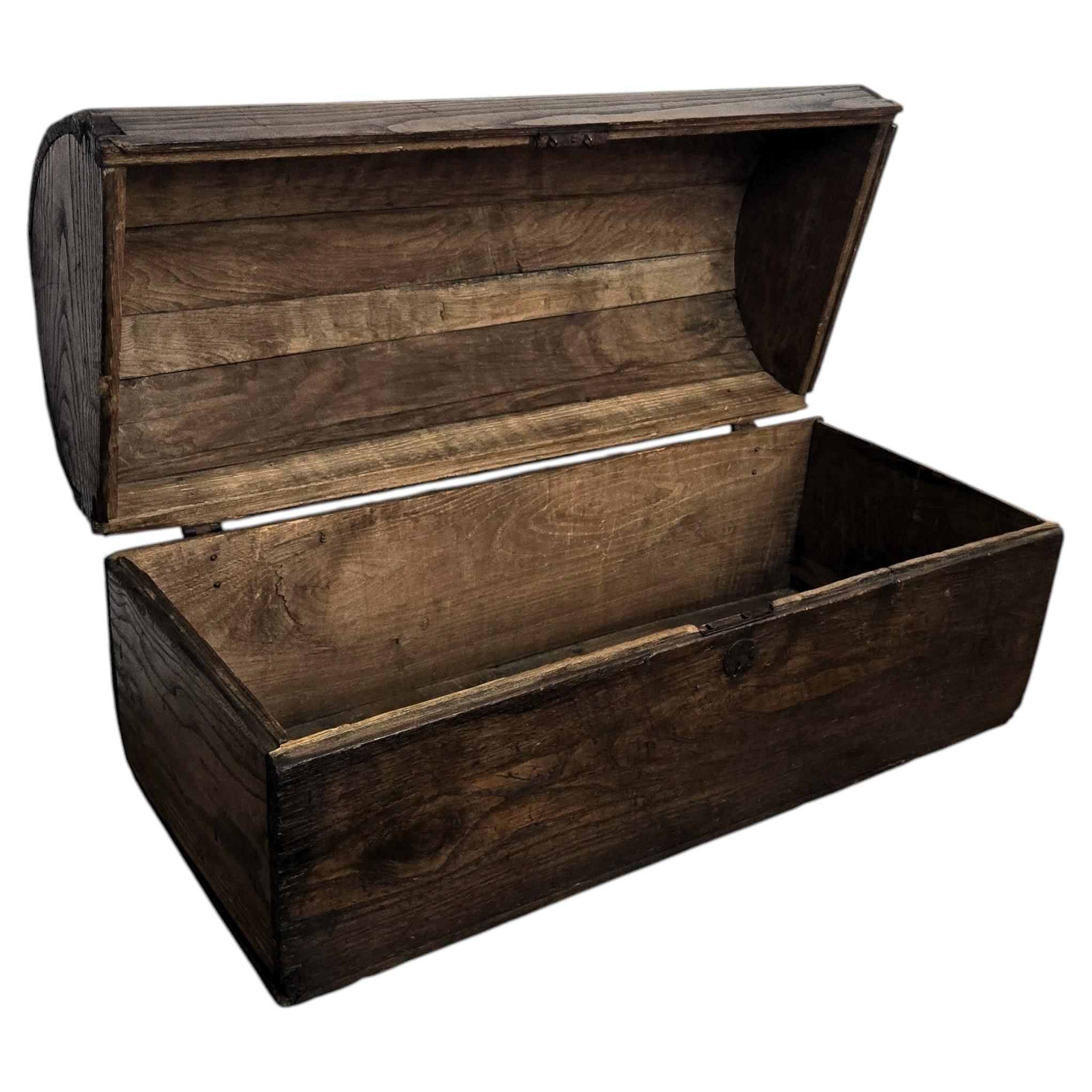 Cesto-bauletto antico in legno di noce italiano in stile rustico in vendita