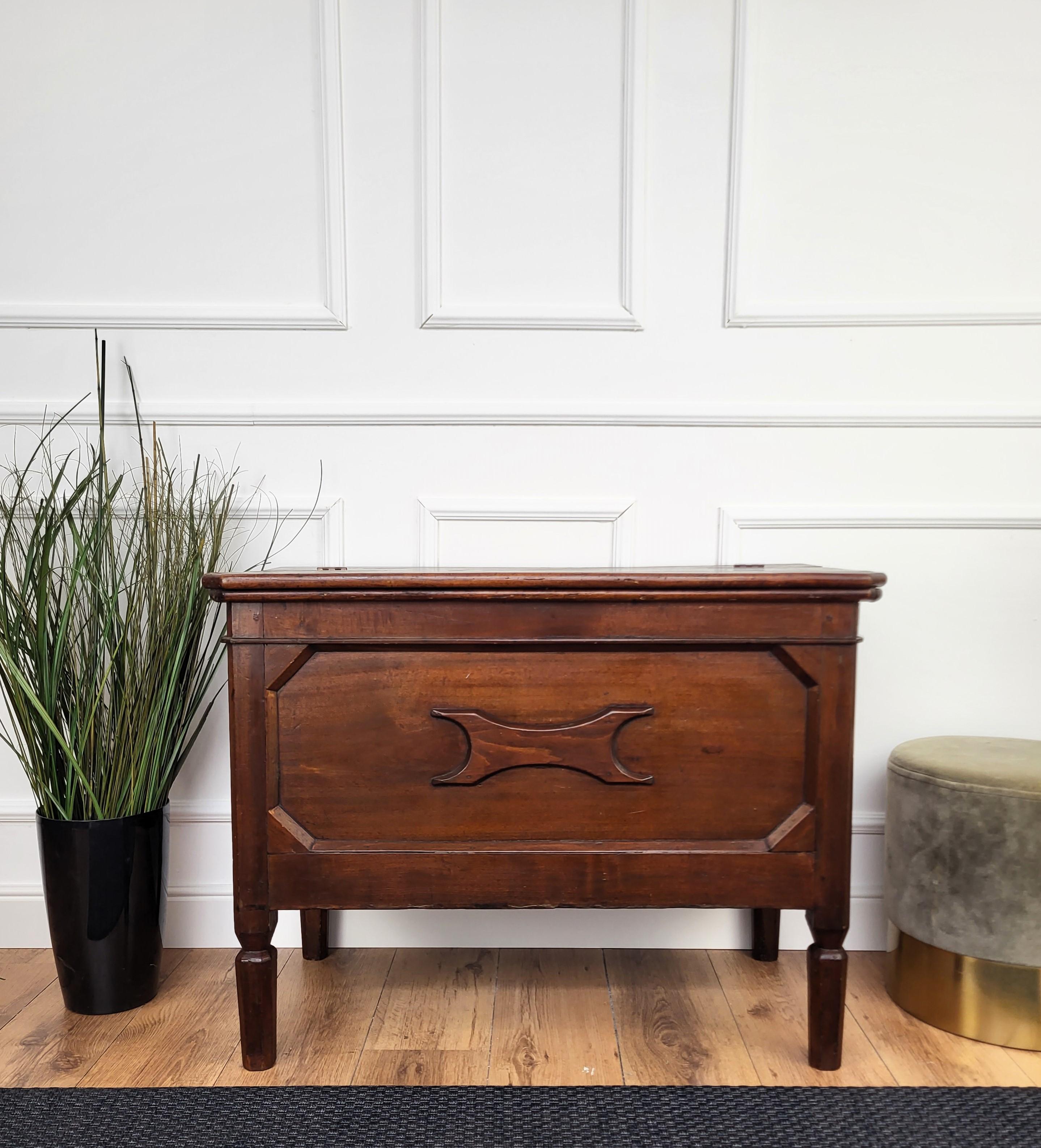 Magnifique banquette rustique italienne traditionnelle, siège de fenêtre ou banc avec dessus ouvert et pieds sculptés typiques. La pièce est en bois de noyer italien massif avec beaucoup de couleur et de charme.
 