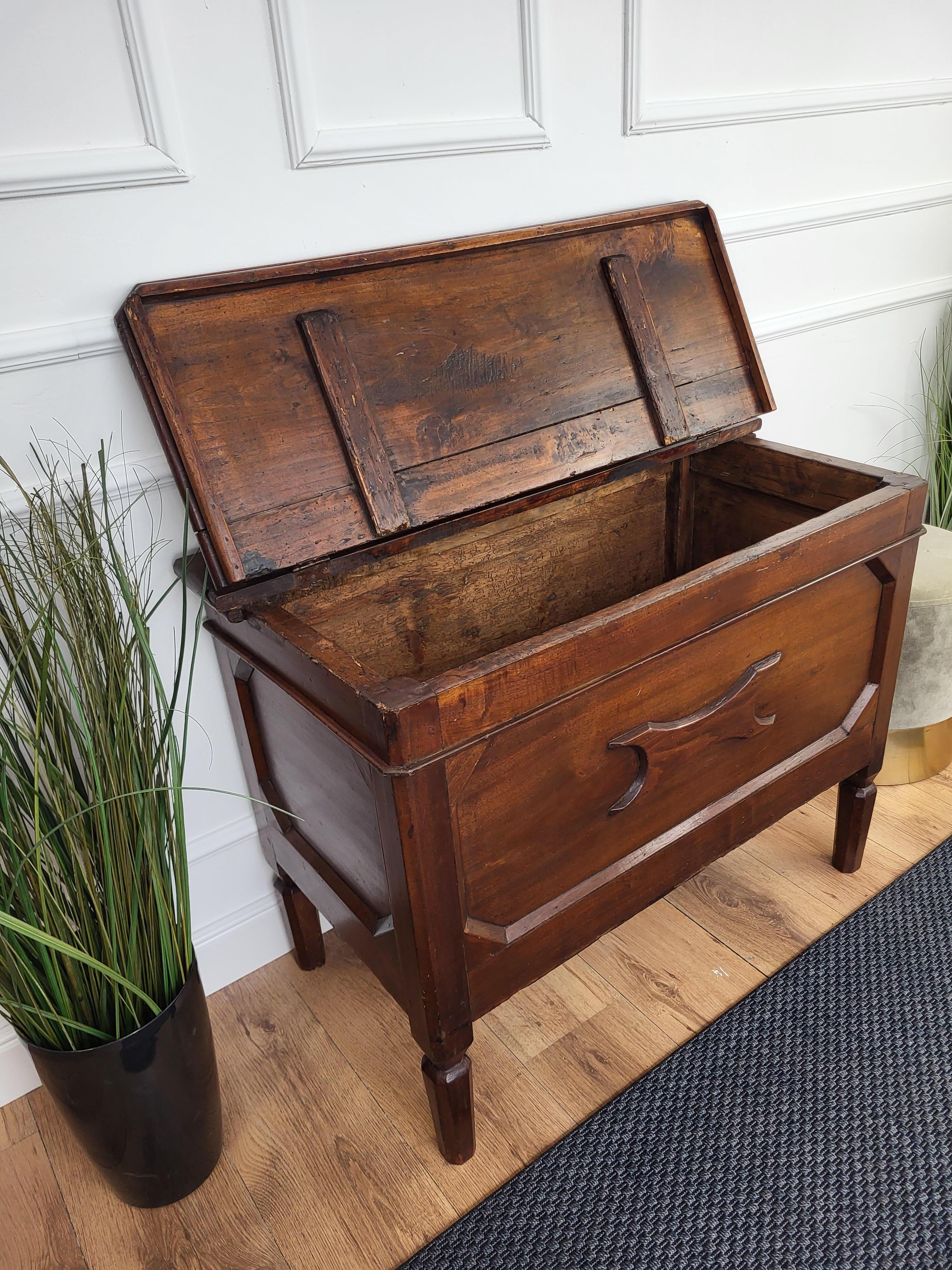 Rustique Coffre rustique italien en bois de noyer, siège de fenêtre, banc antique en vente