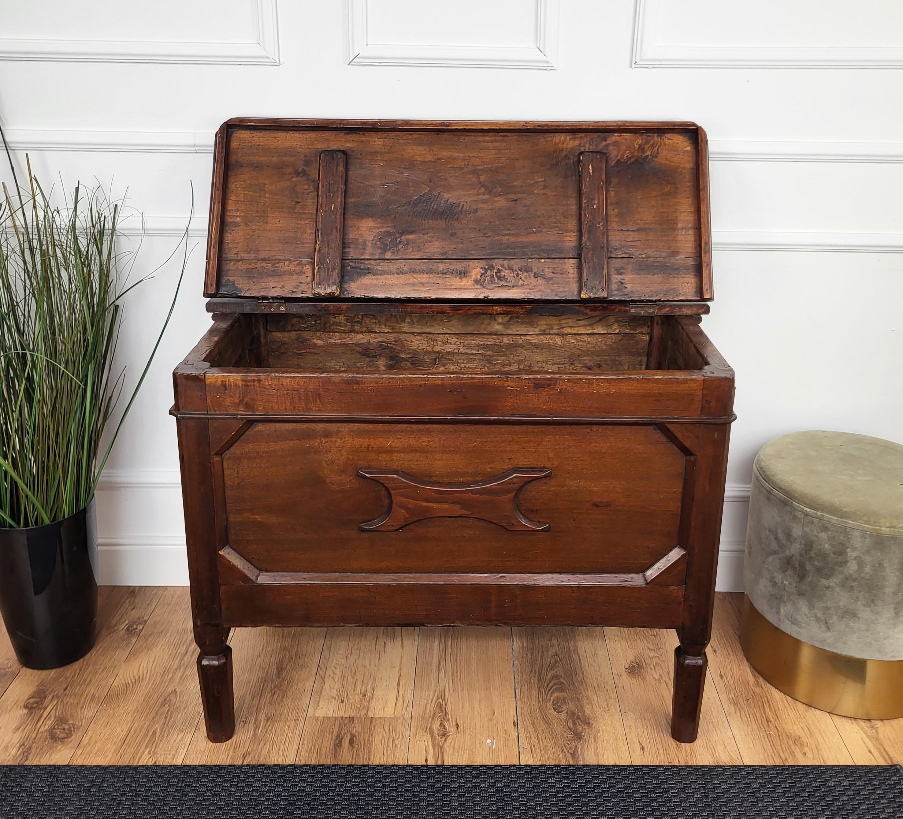 XIXe siècle Coffre rustique italien en bois de noyer, siège de fenêtre, banc antique en vente