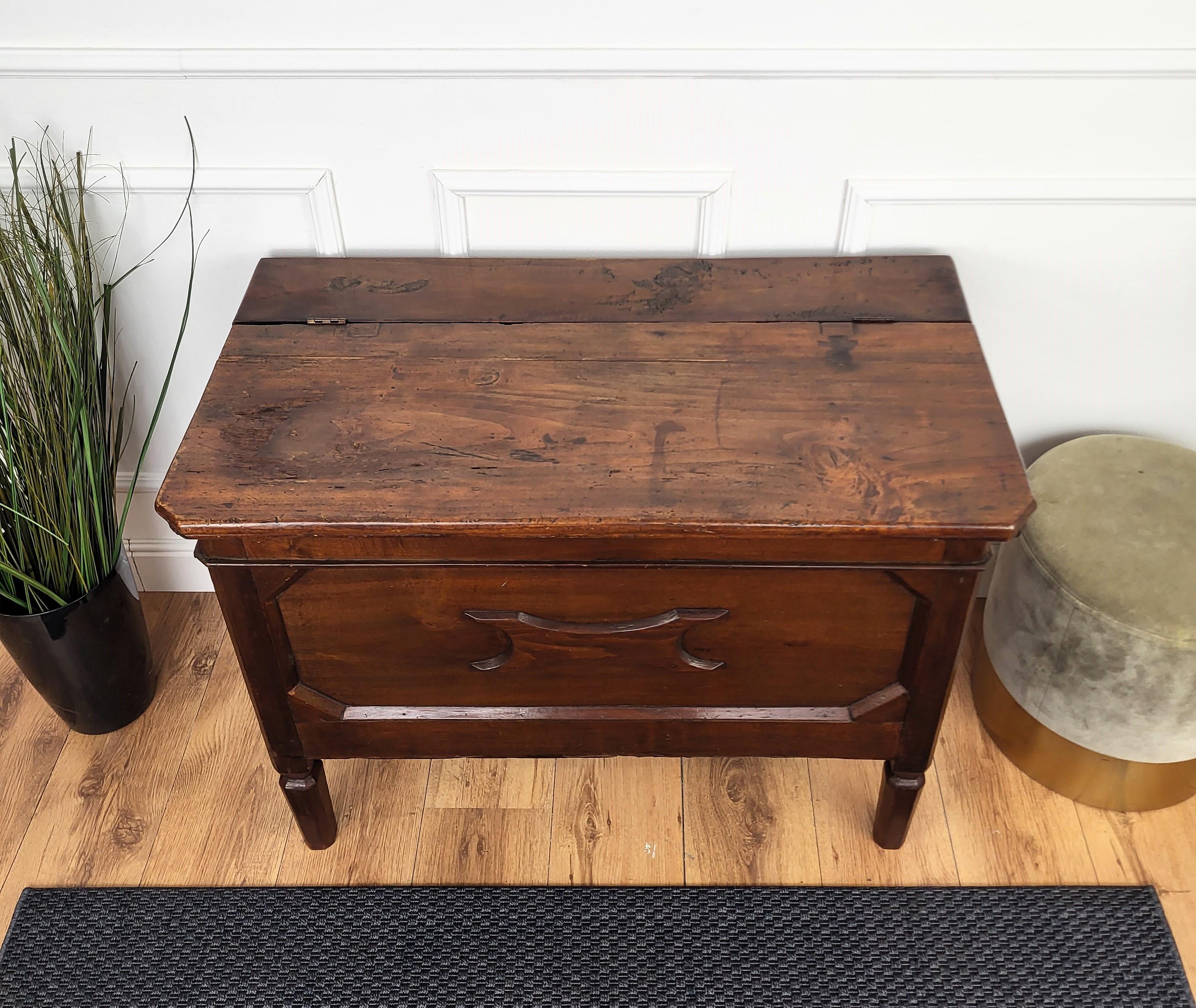 Coffre rustique italien en bois de noyer, siège de fenêtre, banc antique en vente 1
